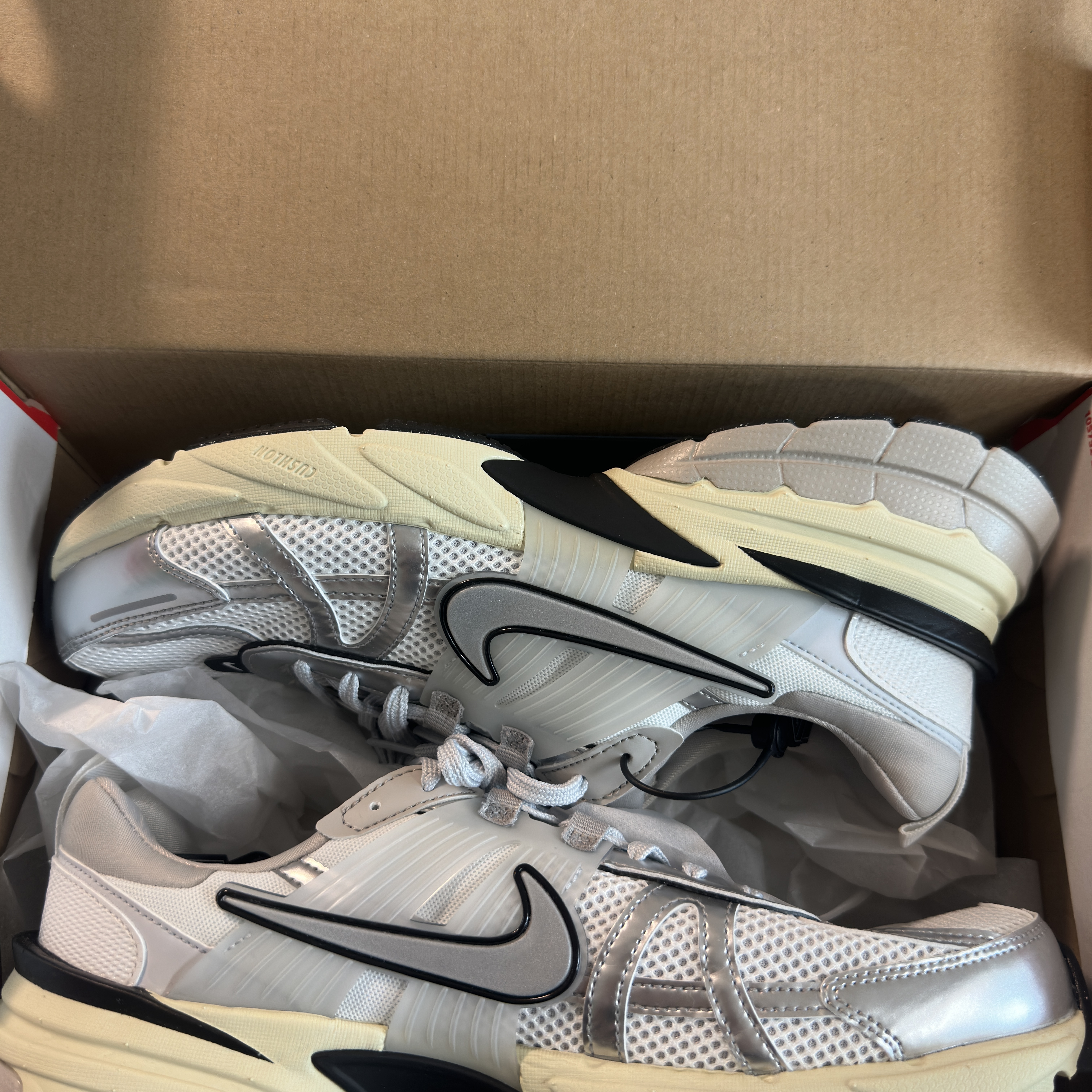 Nike V2K Run Summit White Metallic Silver 착용 스타일