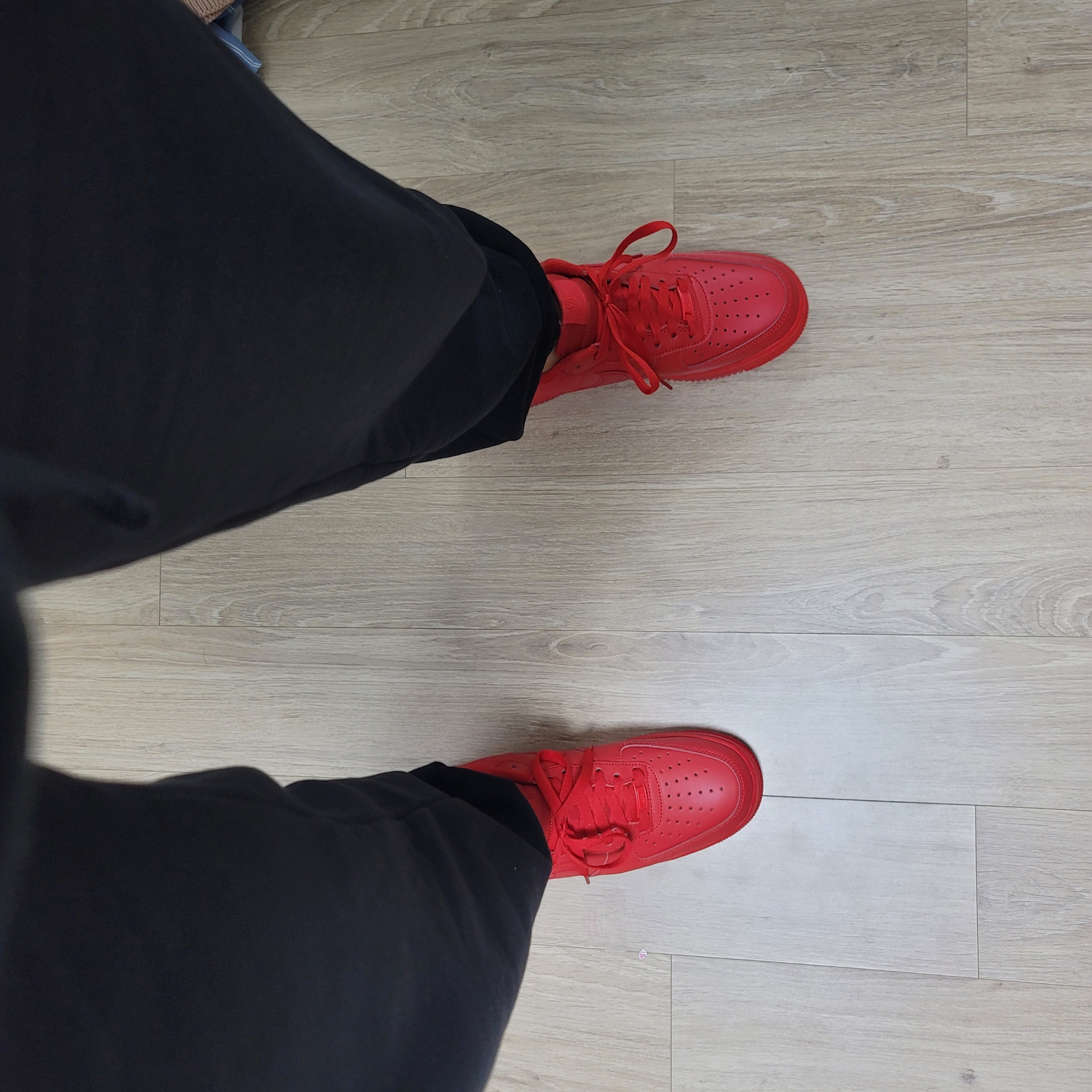 Nike Air Force 1 '07 LV8 Low 1 Triple Red 착용 스타일 - 2