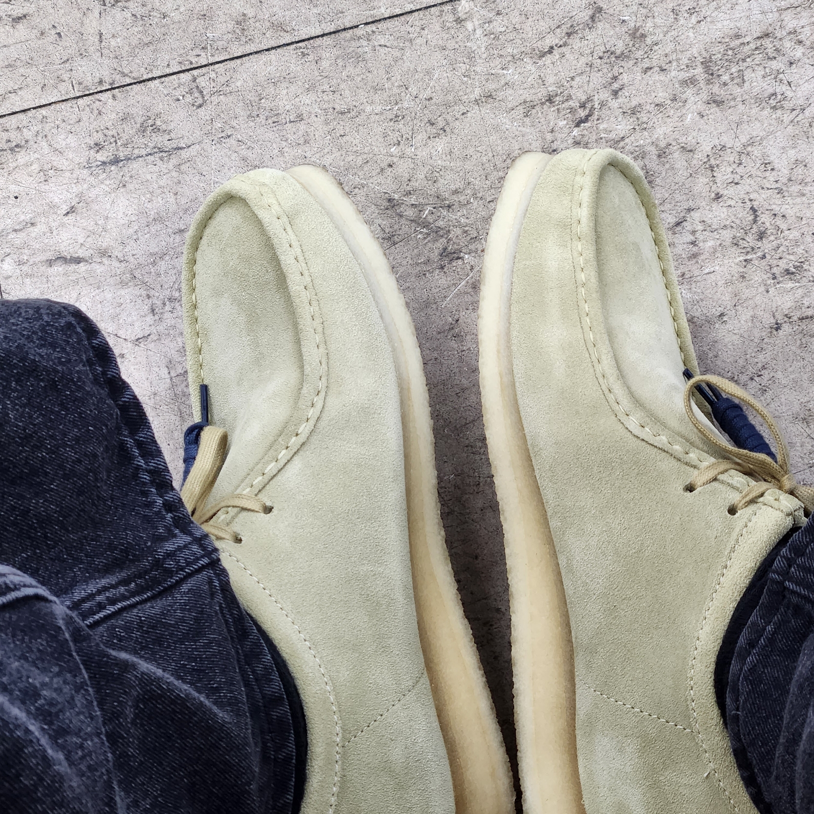 Clarks Wallabee Maple Suede 착용 스타일 - 2