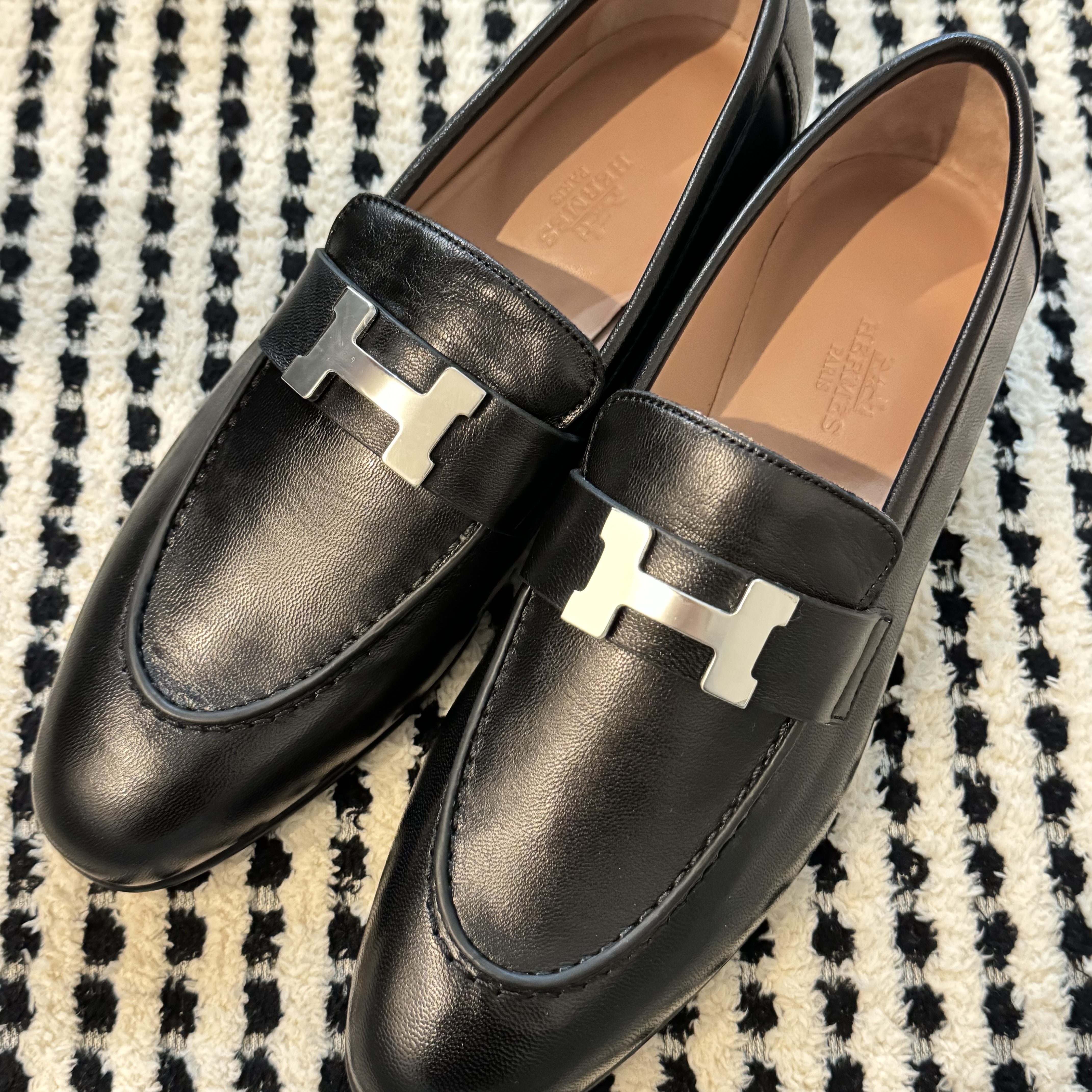 (W) Hermes Paris Loafers Goatskin & Palladium Noir 착용 스타일