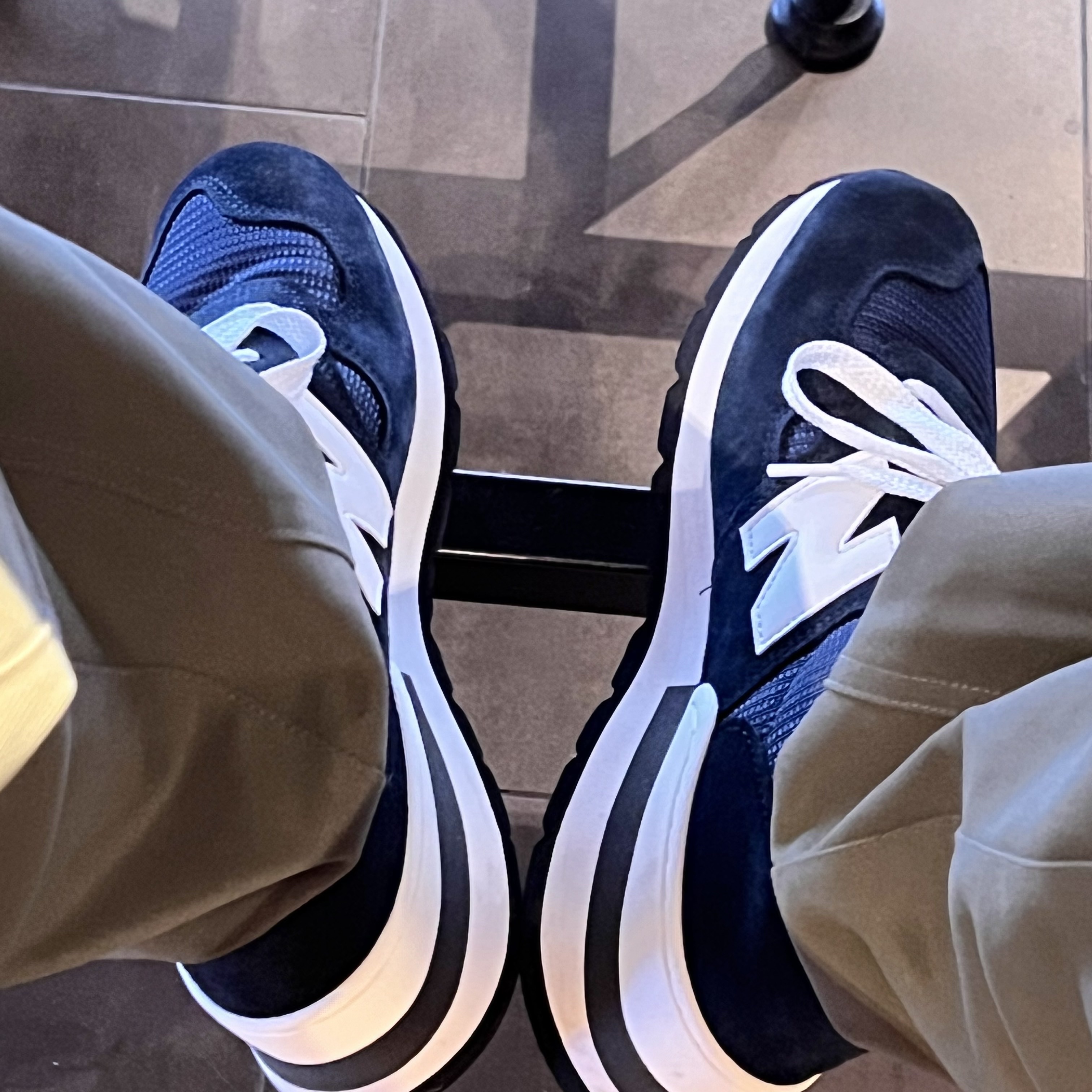 New Balance 990v1 Made in USA Navy 착용 스타일 - 2