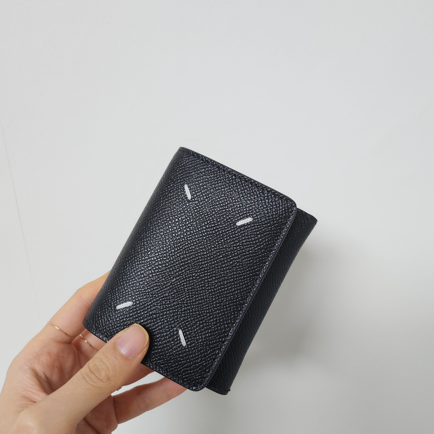 Maison Margiela Zip Compact Tri-Fold Wallet Black 착용 스타일
