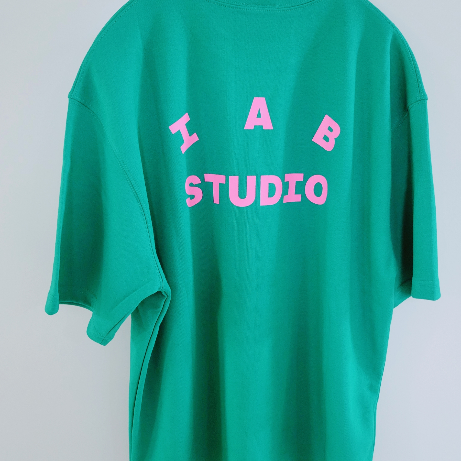 IAB Studio T-Shirt Green Pink 착용 스타일 - 1