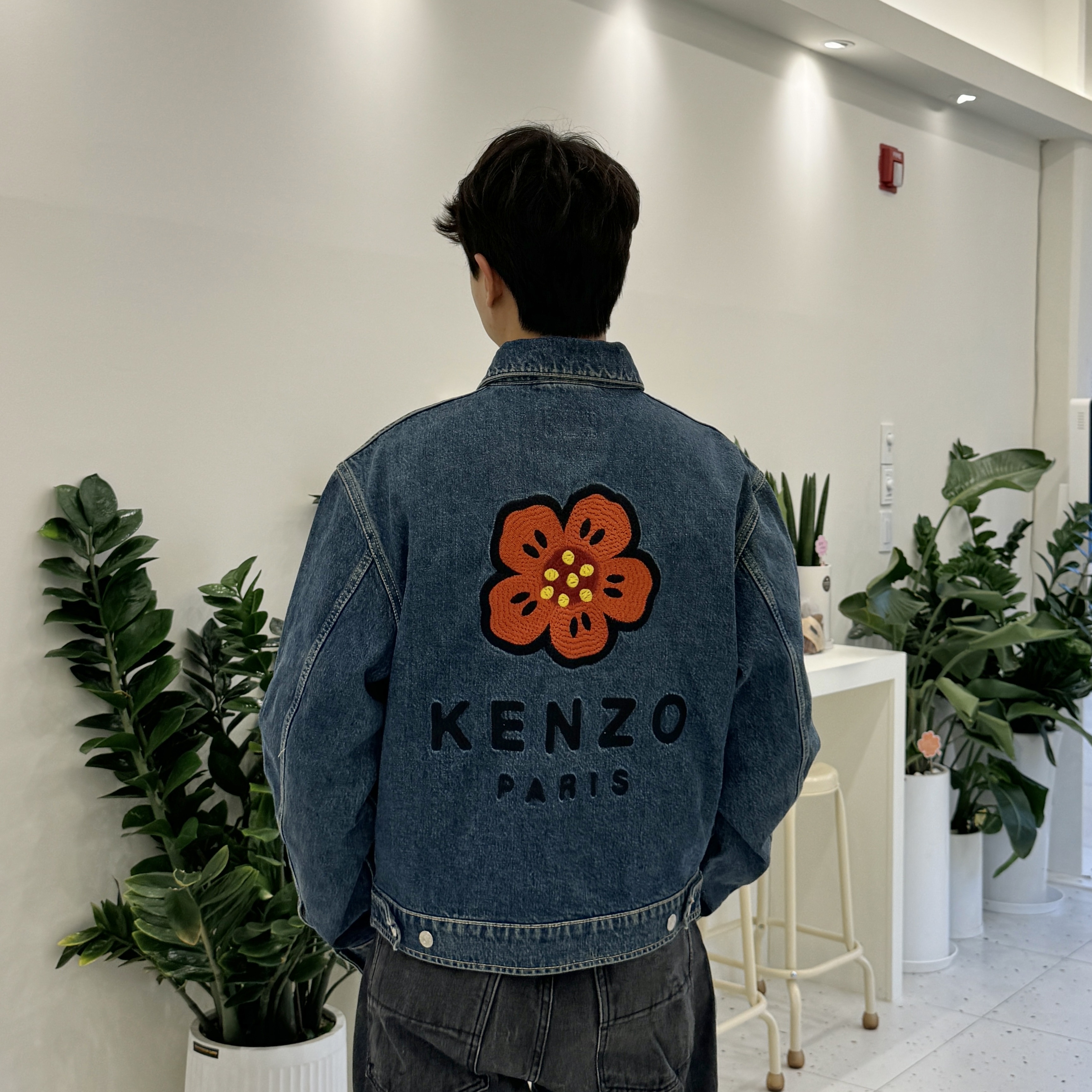 Kenzo Boke Flower Embroidery Denim Trucker Jacket Navy Blue 착용 스타일