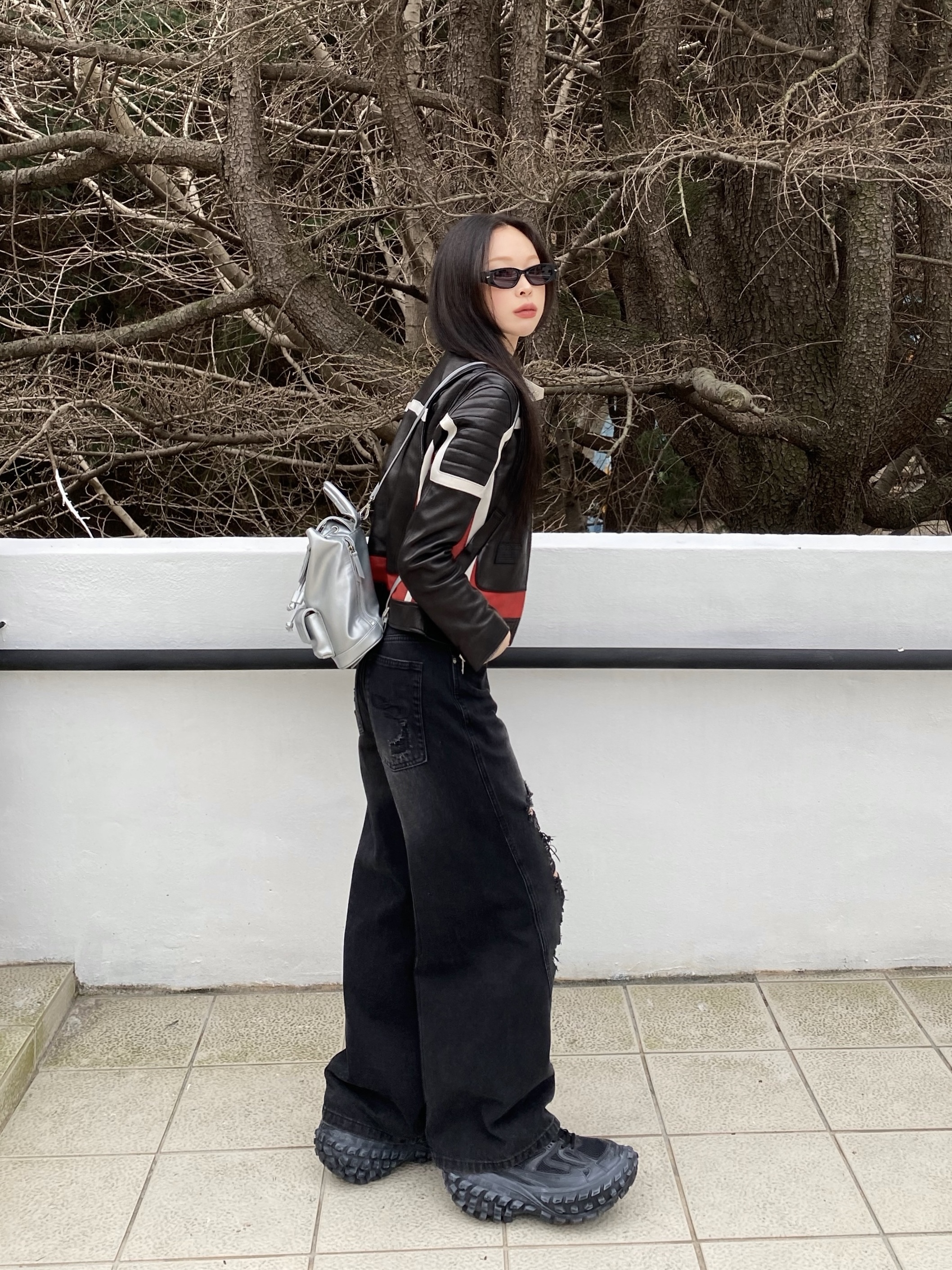 Balenciaga Defender Sneakers Black, Millo Women Curved Damage Wide Jeans Stone Black 착용 스타일 - 3
