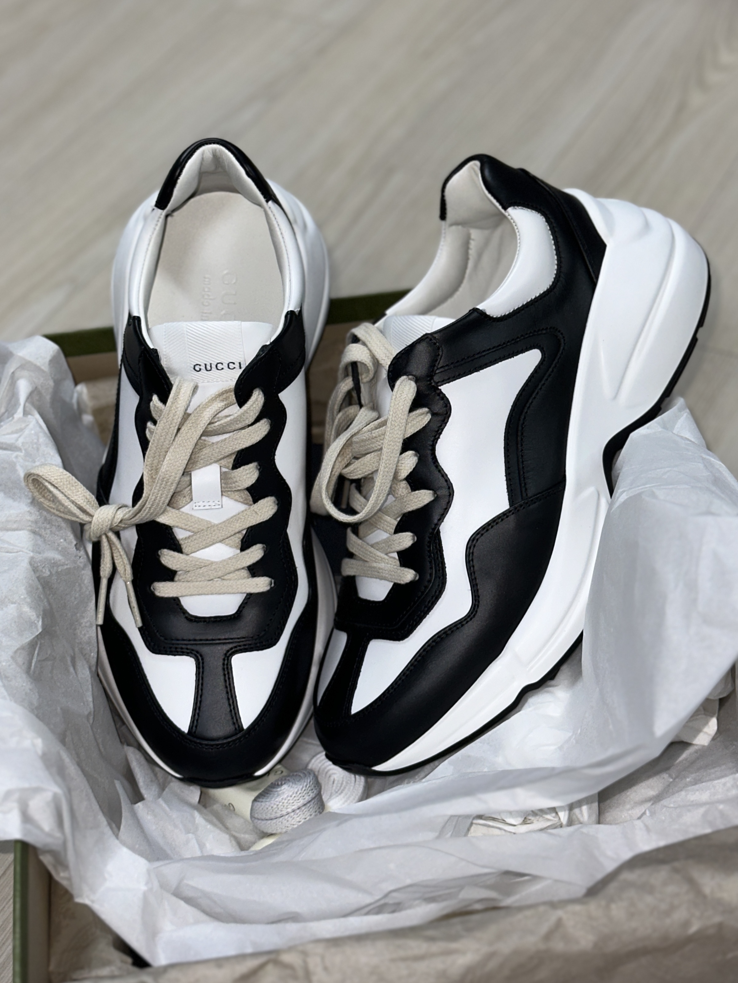 Gucci Rhyton Leather Sneakers Black White 착용 스타일 - 1