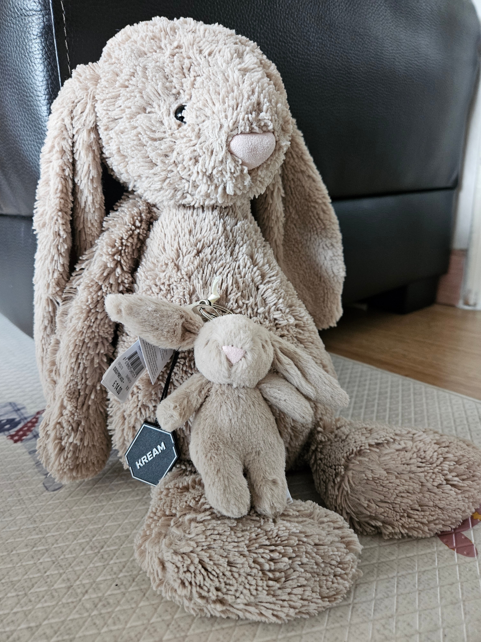 Jellycat Bashful Bunny Bag Charm Beige 착용 스타일