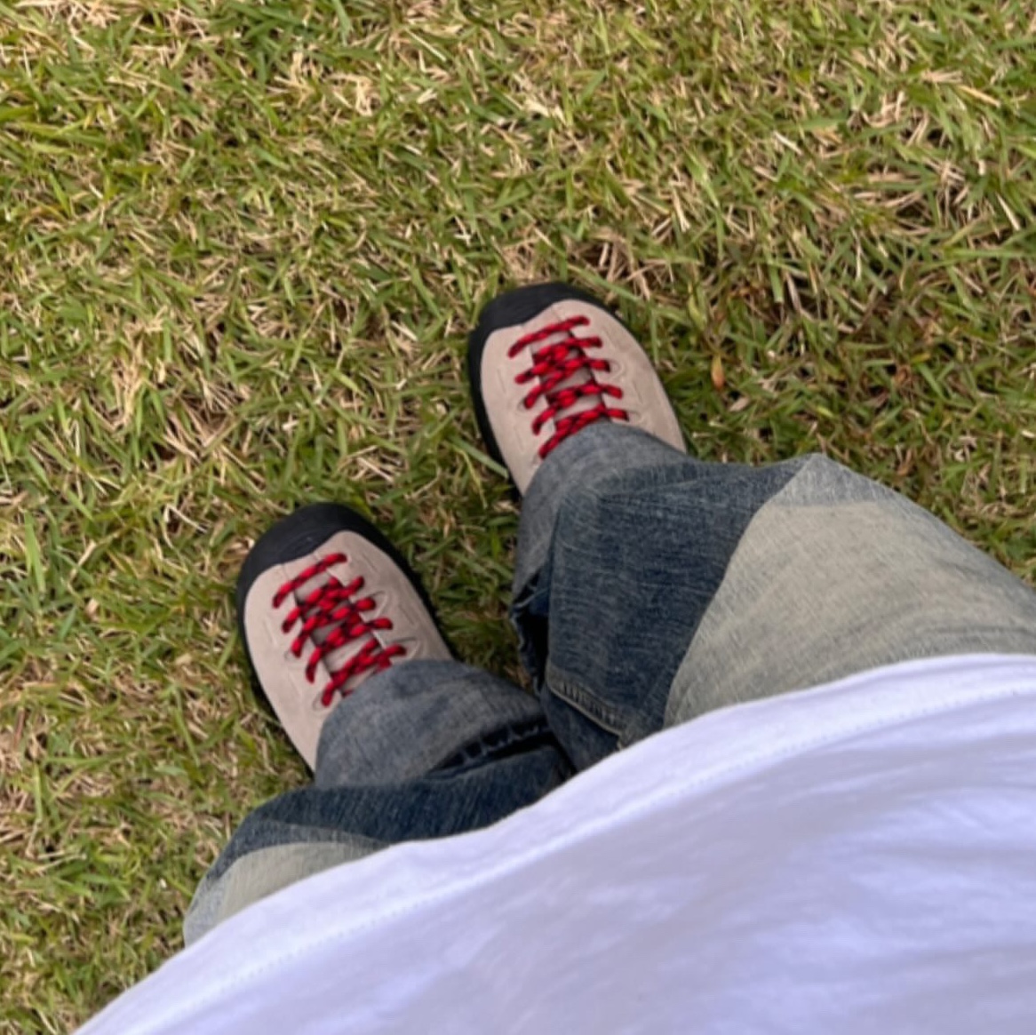 (W) Keen Jasper Suede Sneakers Silver Mink 착용 스타일 - 2