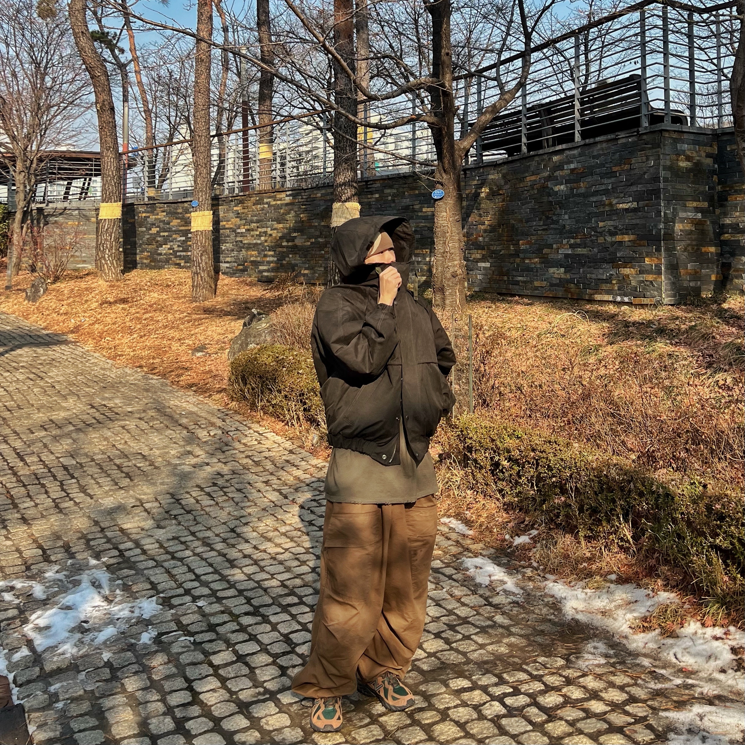 Sansan Gear Logo Beanie Brown - 22FW, New Balance ML610T Brown 착용 스타일 - 3