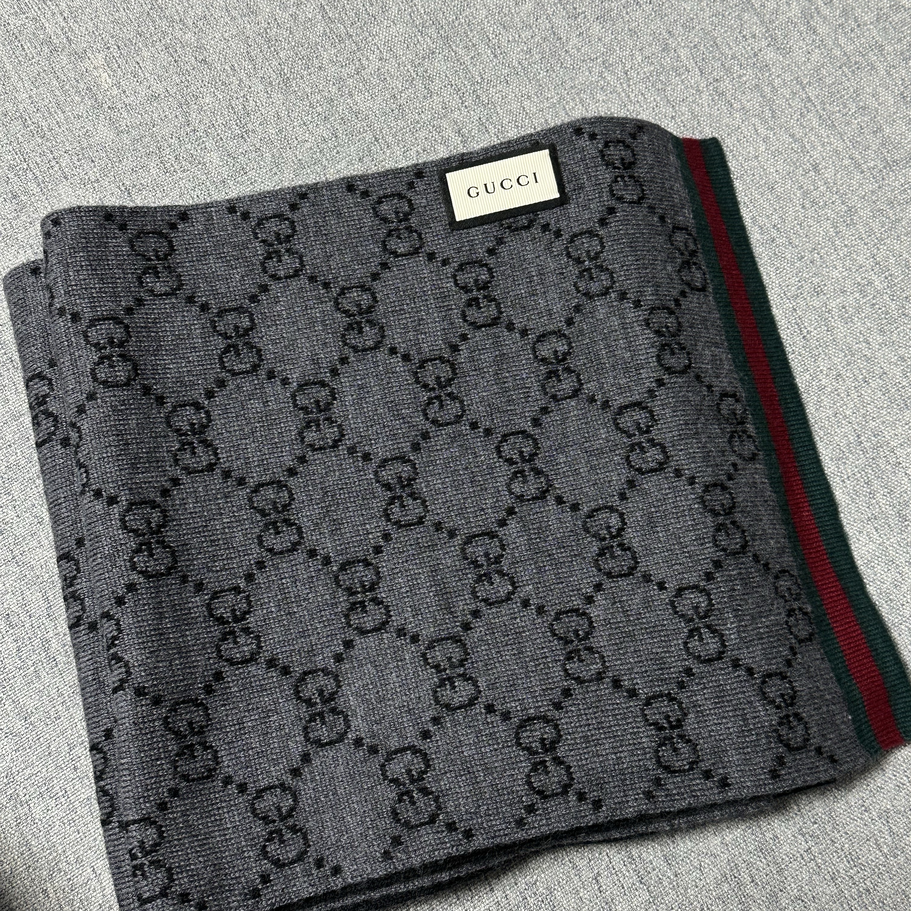Gucci GG Two-Tone Wool Muffler Black 착용 스타일