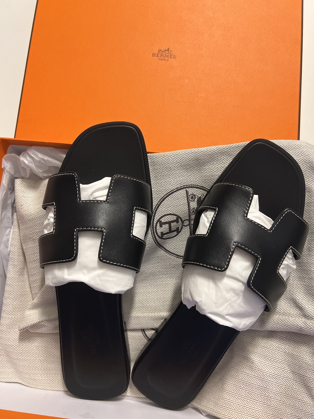 (W) Hermes Oran Sandal Calfskin & Noir Piqures Ecrues 착용 스타일