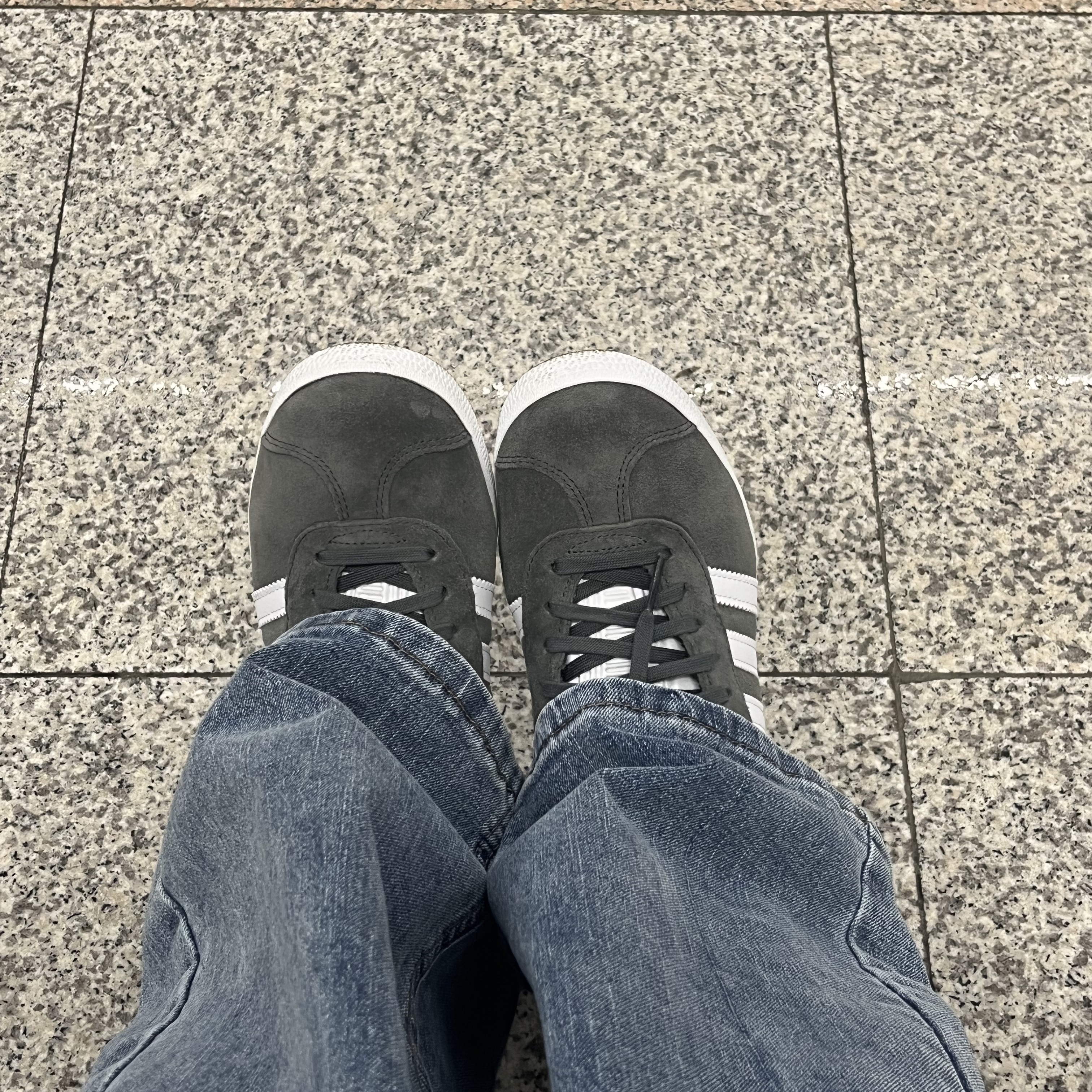Adidas Gazelle Solid Grey 착용 스타일