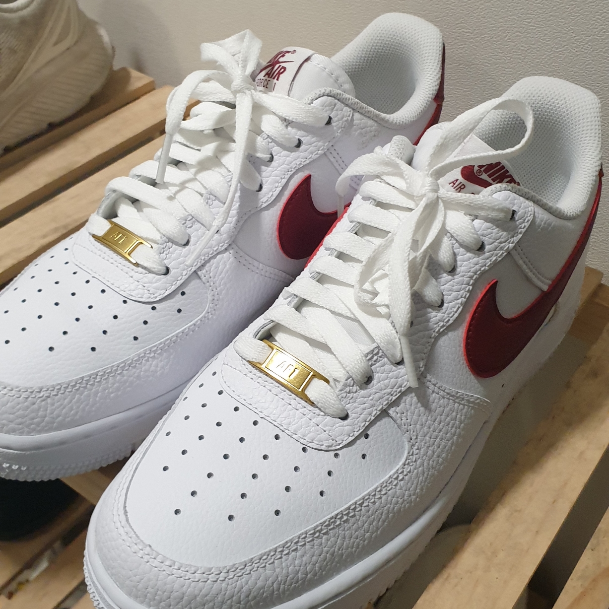 Nike Air Force 1 '07 Low White Team Red 착용 스타일