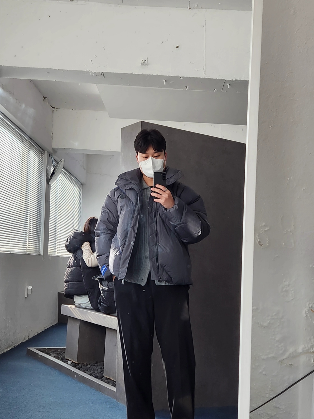 COS Quilted Messenger Bag Ripstop Stone, Zara x Ader Error Oversize Puffer Jacket Grey 착용 스타일 - 3