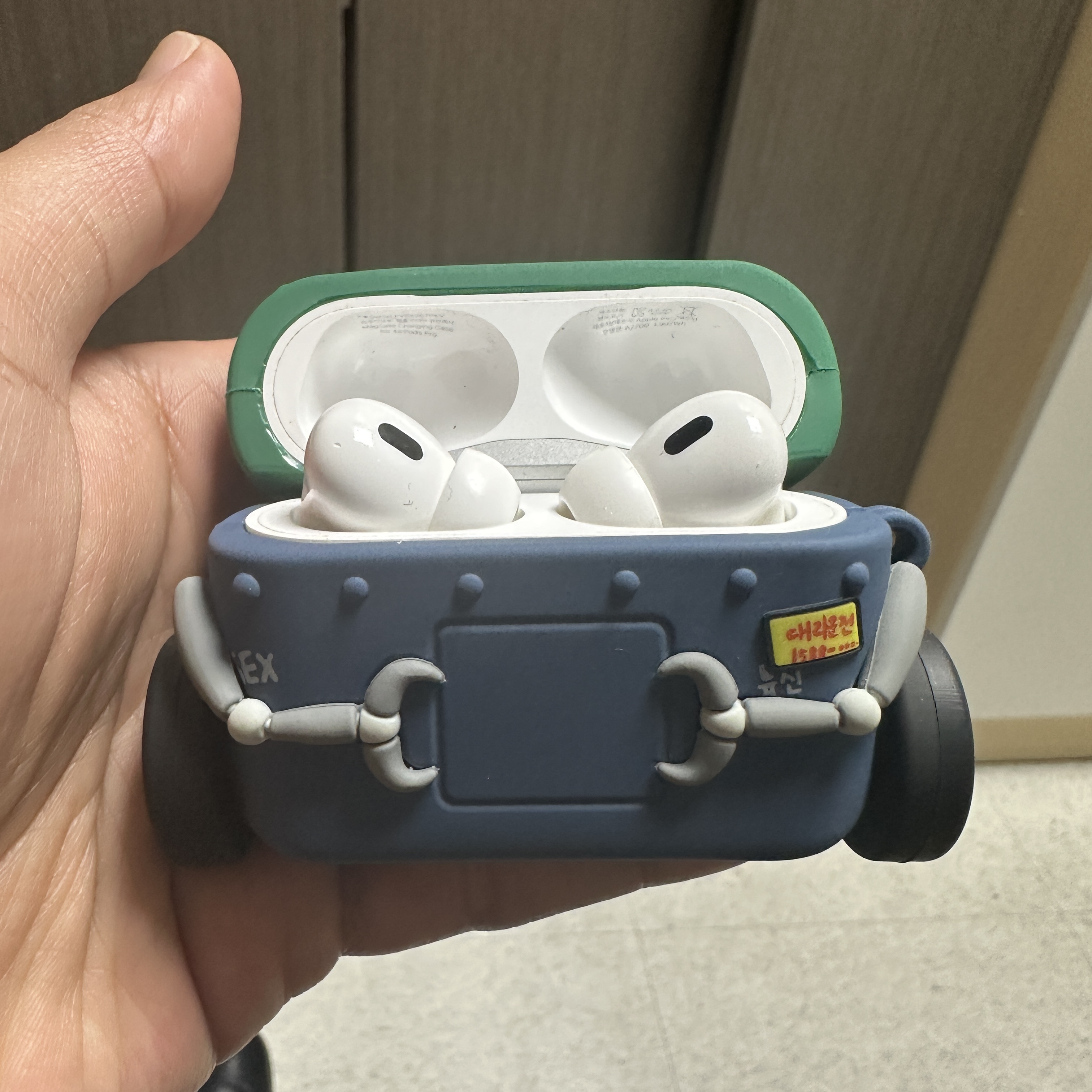 Bbangbbang Robot Airpods Pro 2nd Gen Case 착용 스타일 - 2