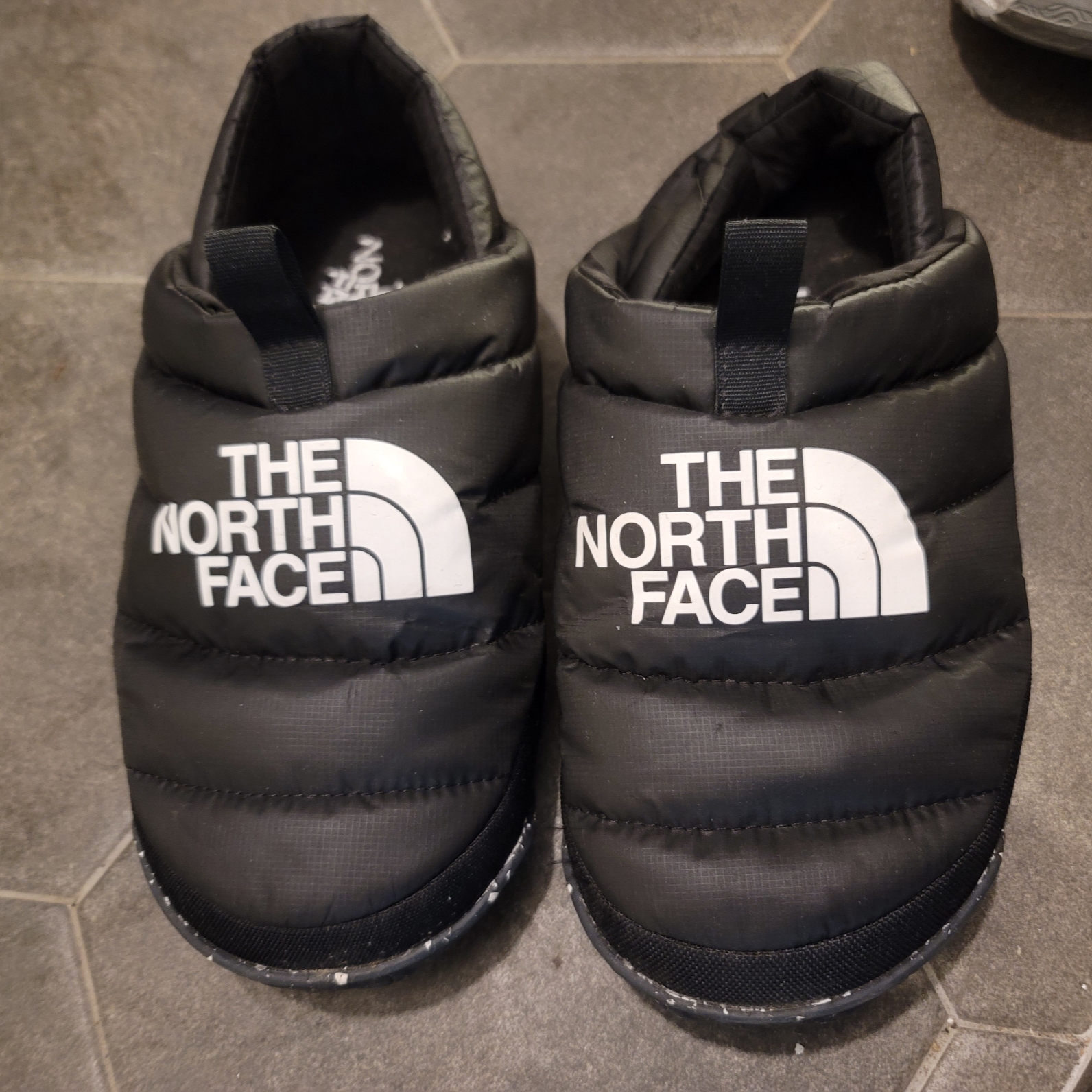 The North Face Nuptse Mules TNF Black TNF White 착용 스타일