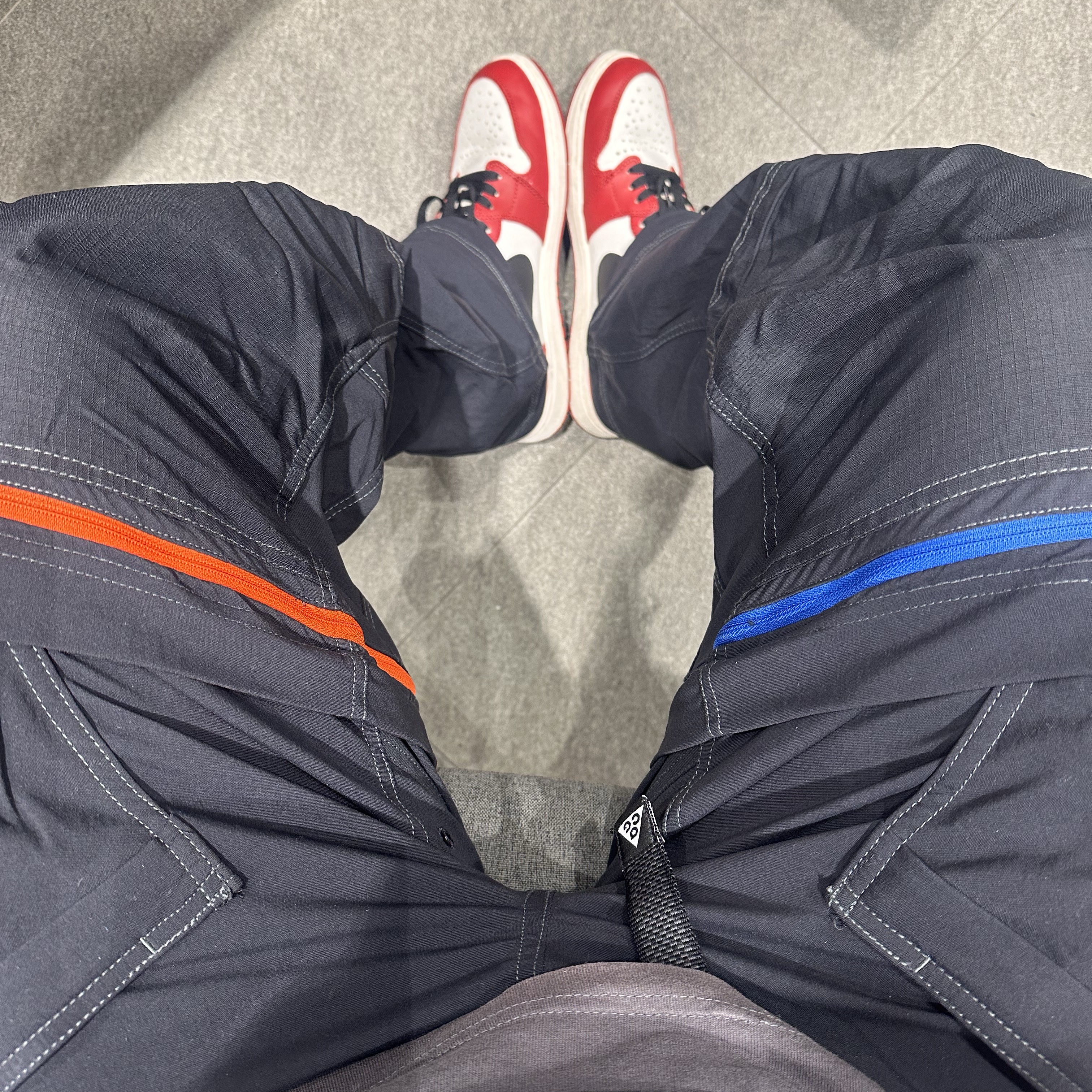 Nike ACG Smith Summit Cargo Pants Black - US/EU, Jordan 1 Retro High OG Chicago 2022 착용 스타일