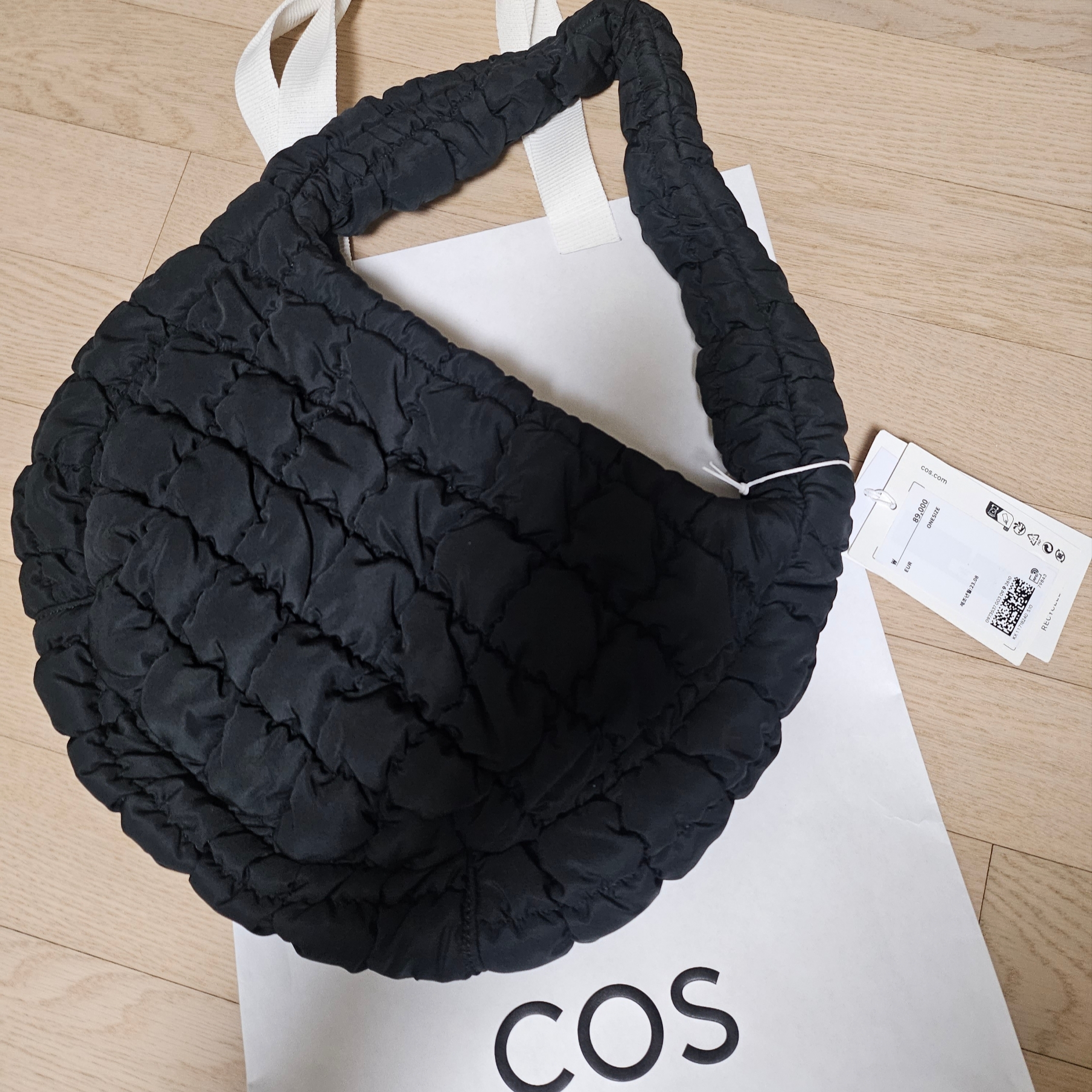 COS Quilted Mini Bag Black 착용 스타일