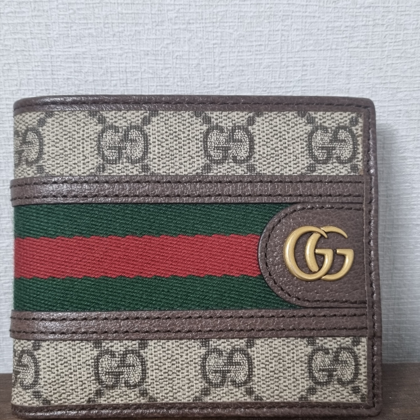 Gucci Ophidia GG Wallet Beige Ebony 착용 스타일