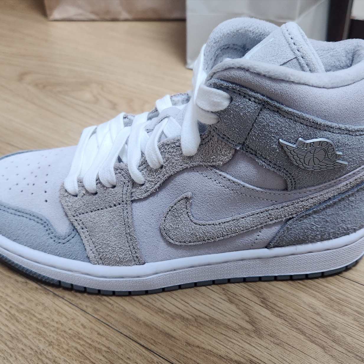(W) Jordan 1 Mid SE Particle Grey 착용 스타일 - 2