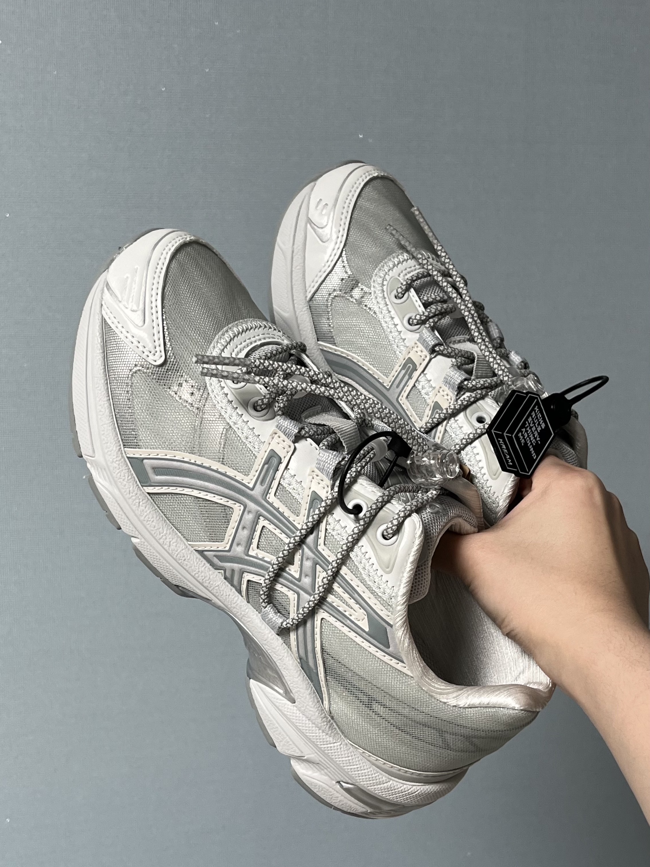 Asics x Atmos x Ojos Gel-1130 RE Glacier Grey Pure Silver 착용 스타일 - 1
