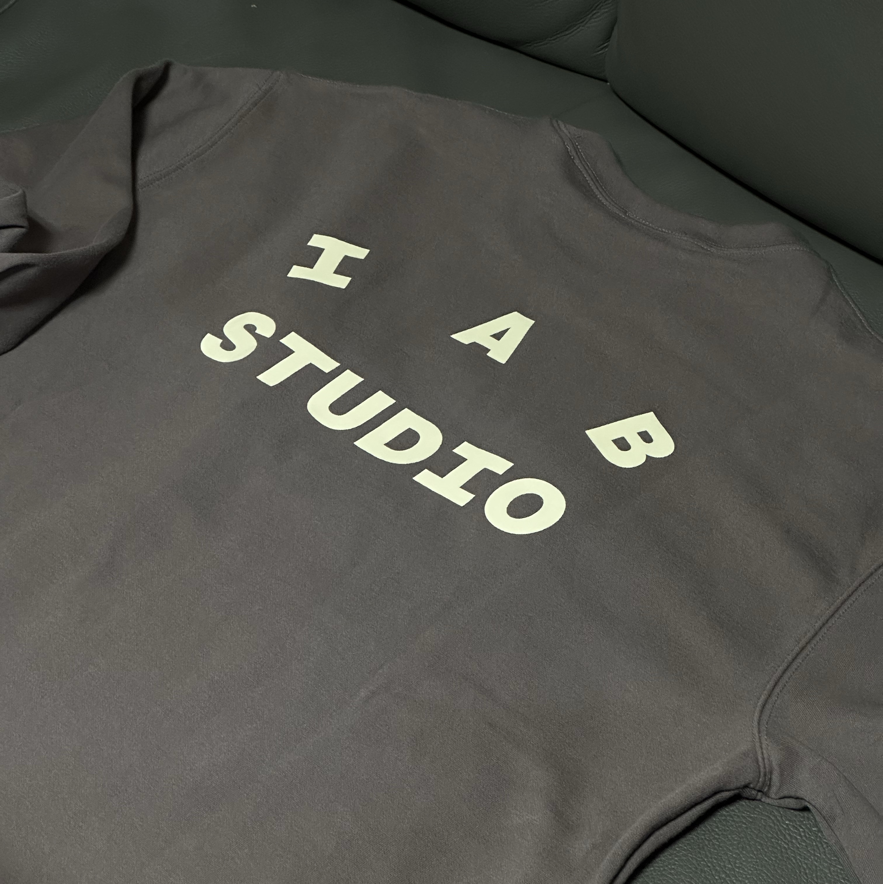IAB Studio Long Sleeve Choco Cream 착용 스타일