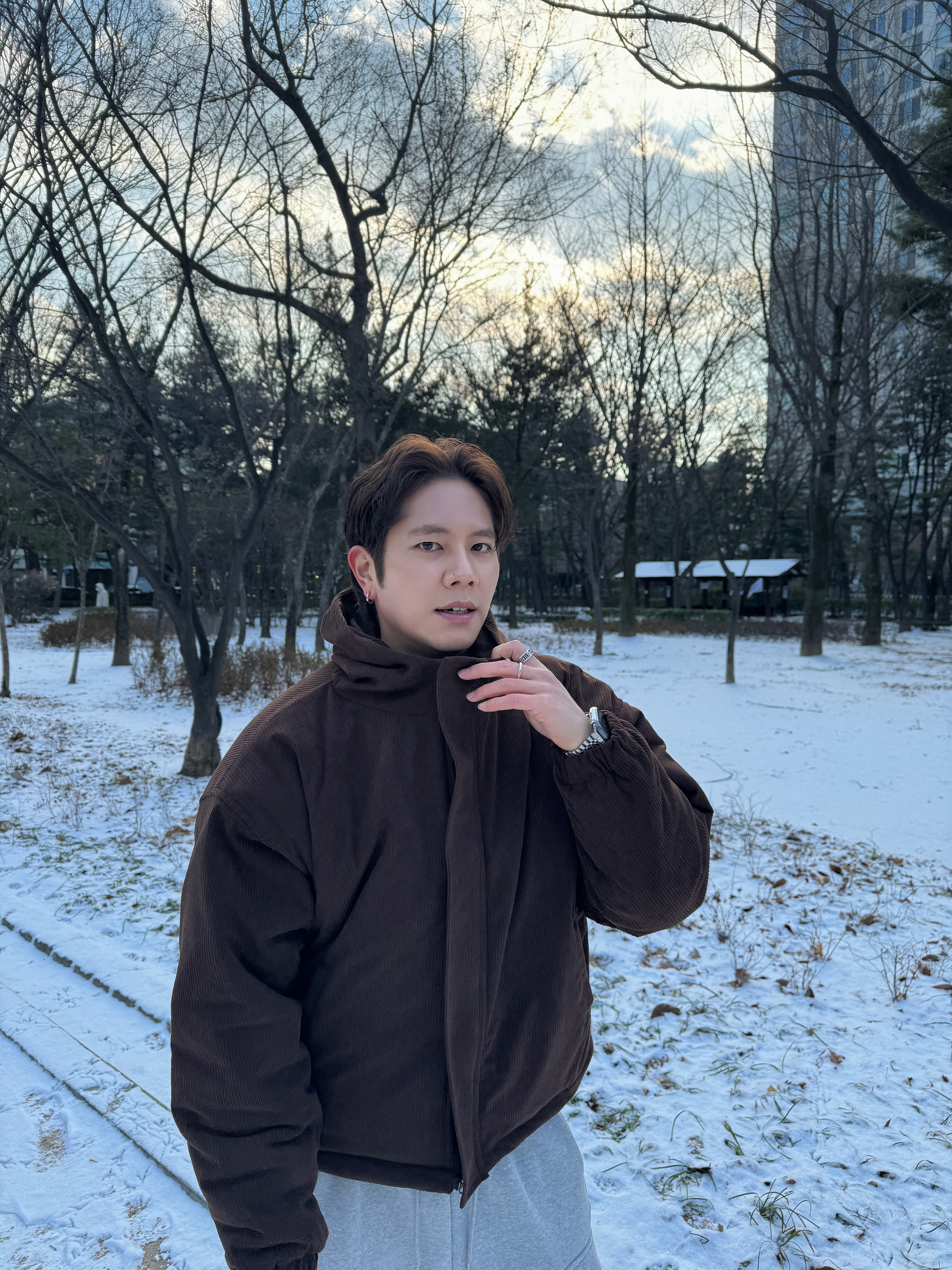 Crocs Classic Crush Boot Black 착용 스타일 - 1