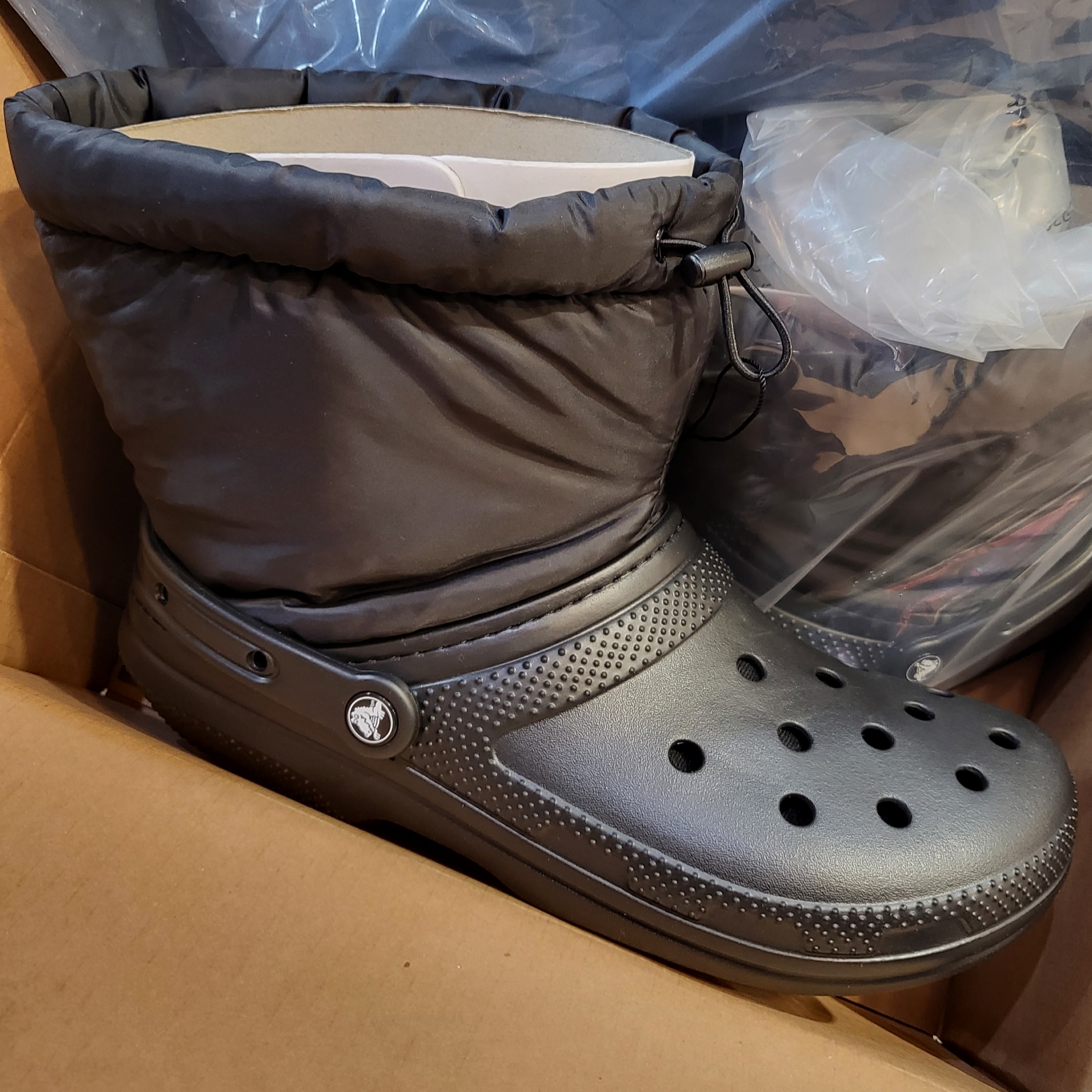 Crocs Classic Lined Neo Puff Boot Black 착용 스타일