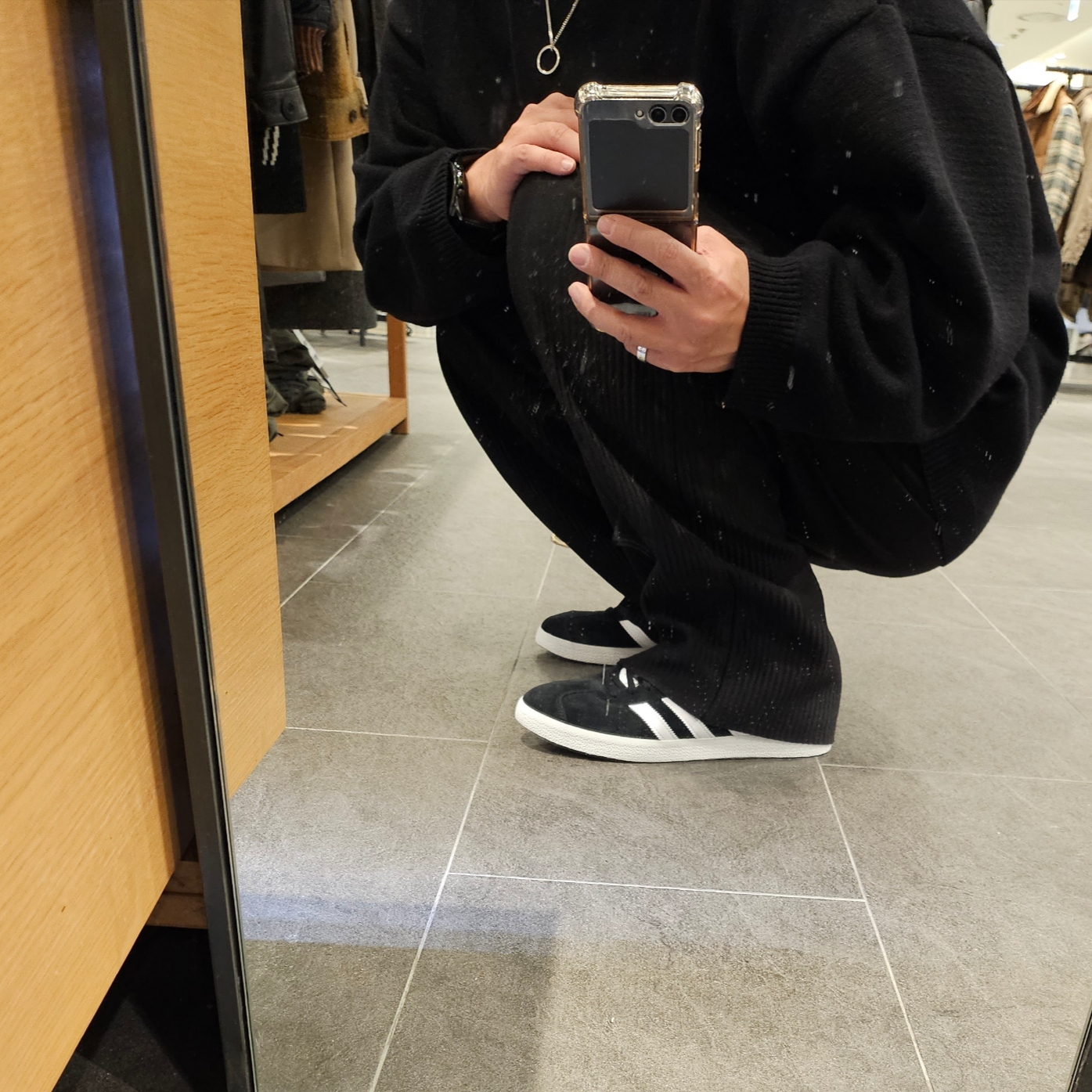 Adidas Gazelle Core Black White 착용 스타일 - 2