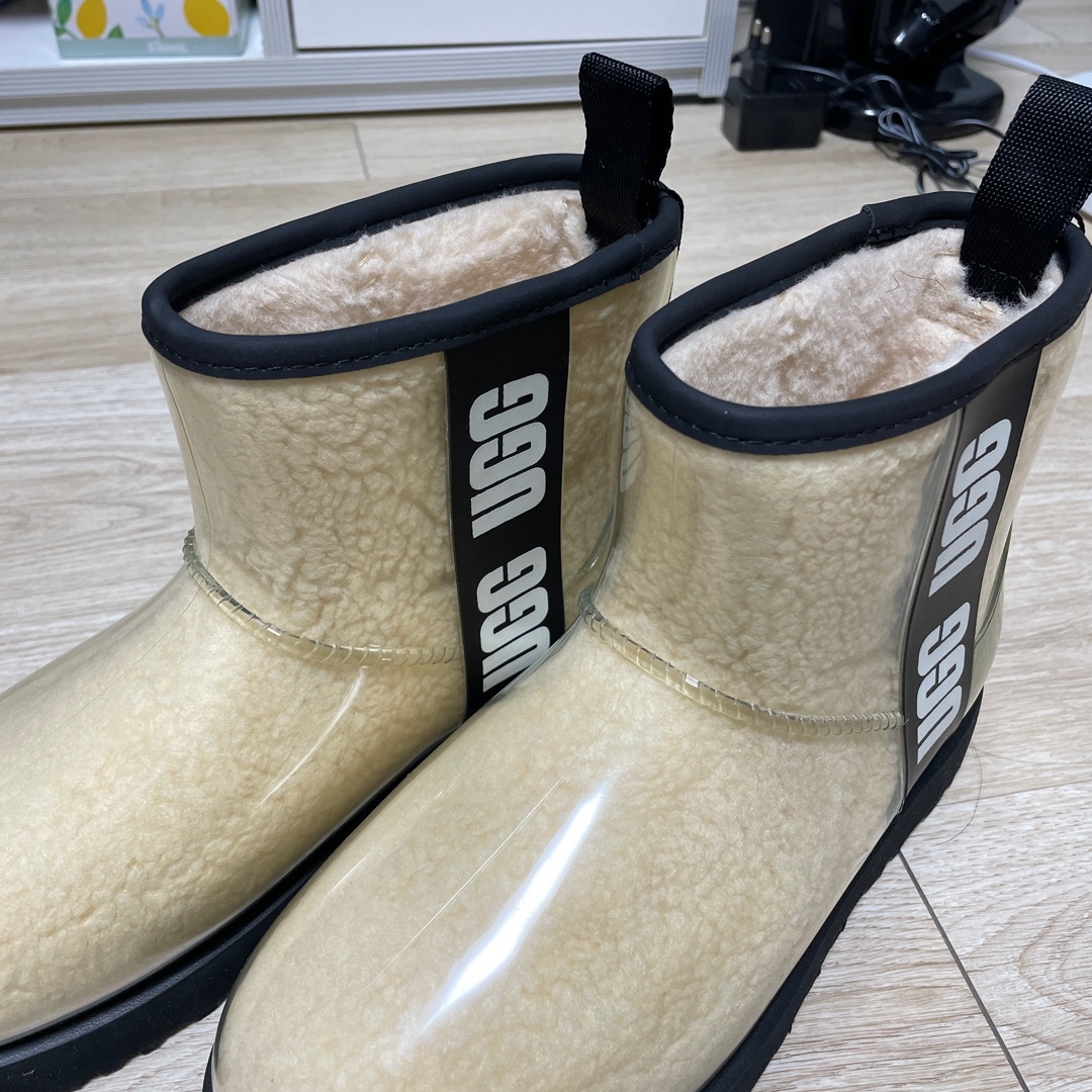 (W) UGG Classic Clear Mini Boots Natural Black 착용 스타일 - 2