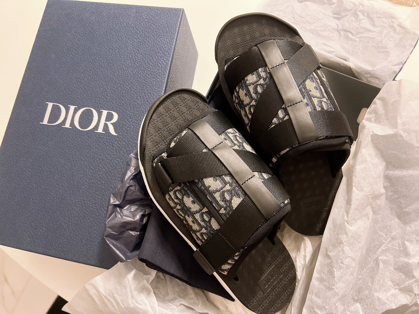 Dior Alpha Sandal Beige & Black Dior Oblique Jacquard 착용 스타일