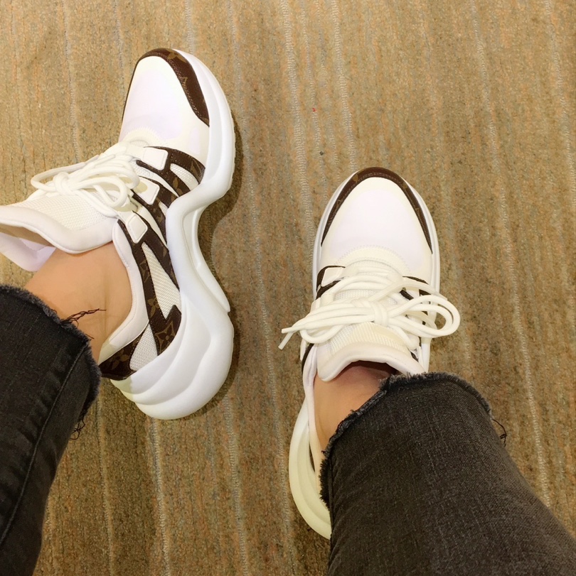 (W) Louis Vuitton LV Archlight Sneakers White 착용 스타일