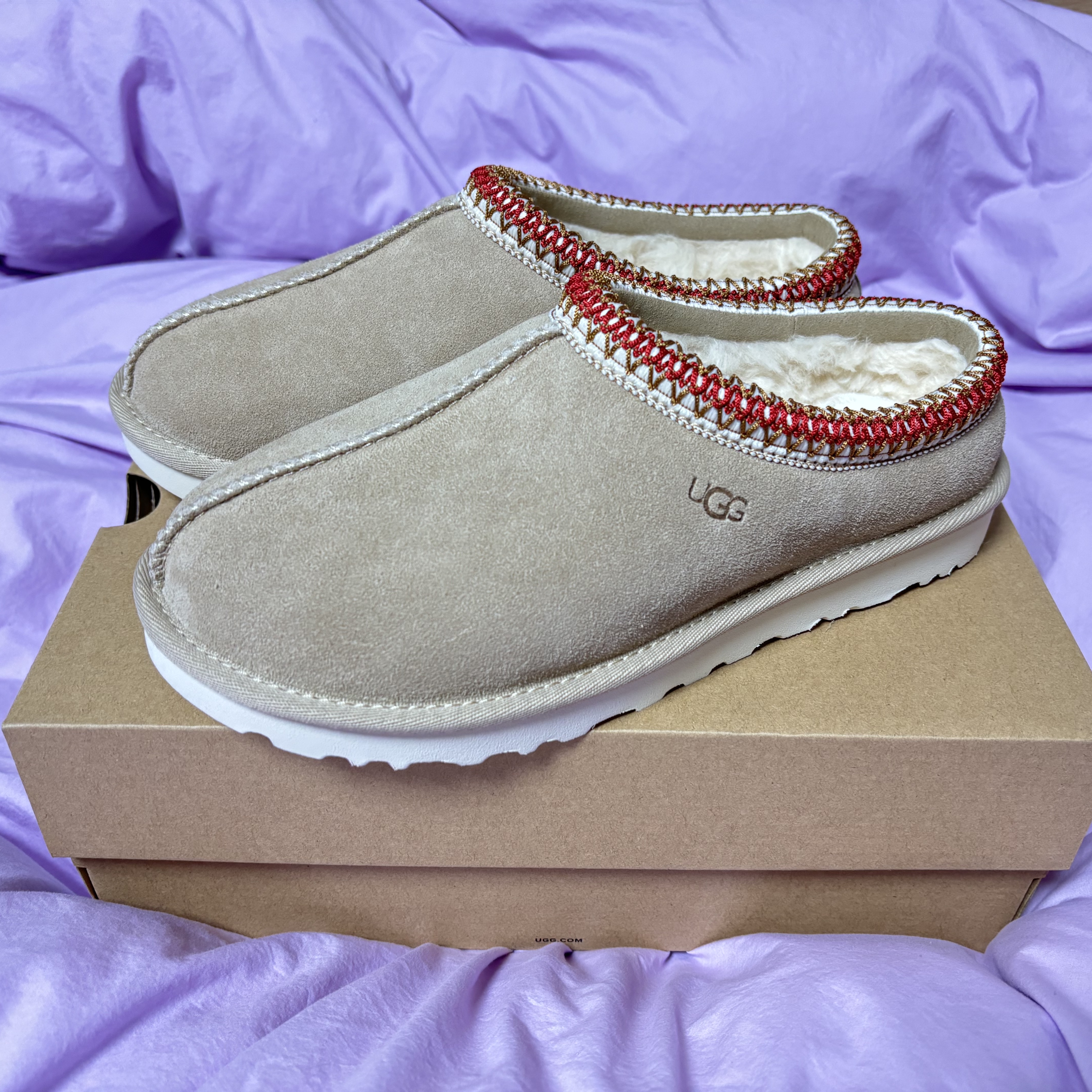 (W) UGG Tasman Slipper Sand Dark Cherry 착용 스타일