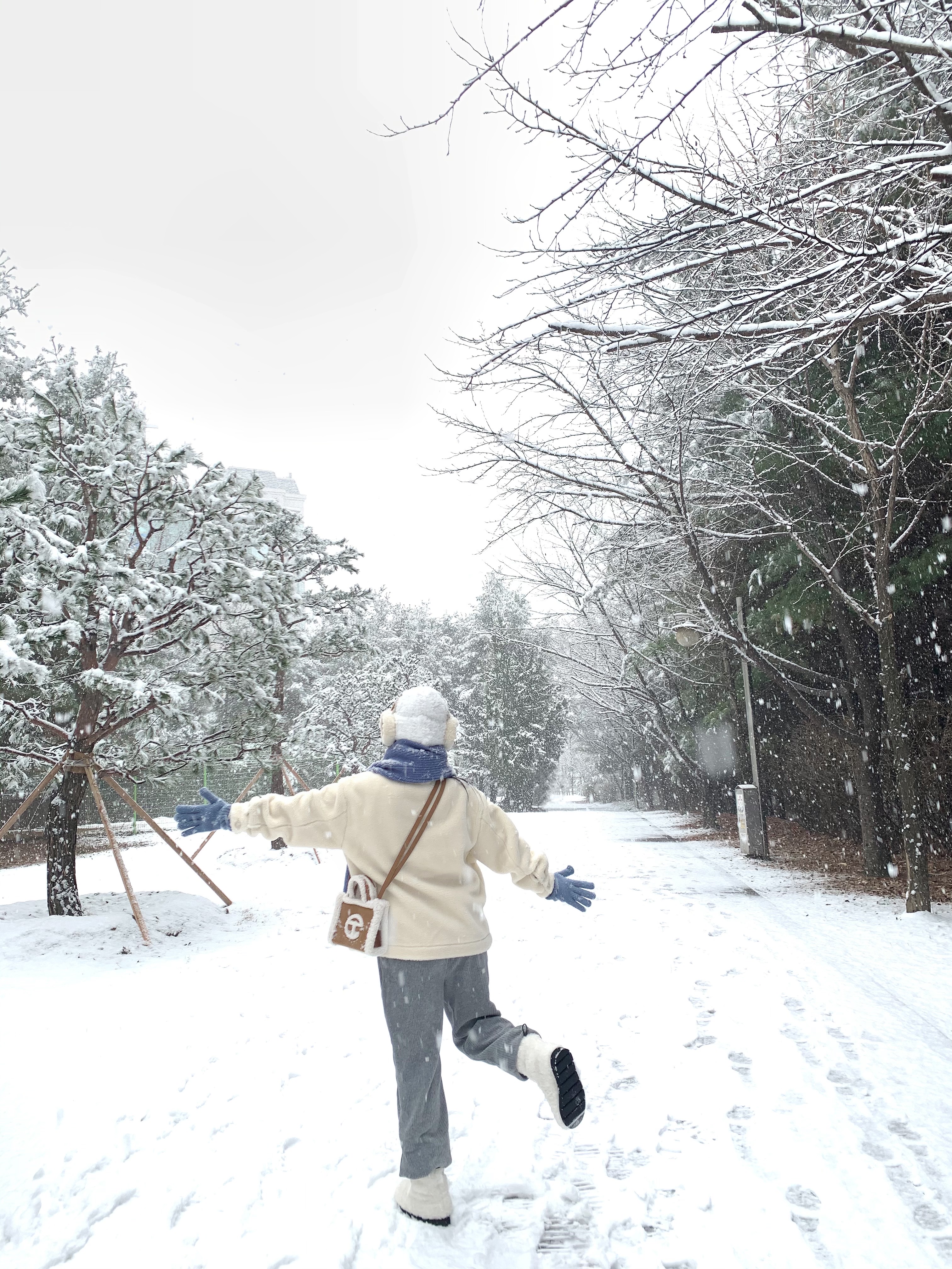(W) UGG Embroidered Logo Earmuff Burnt Cedar, (W) Rockfishweatherwear Wooly Short Gloves Blue 착용 스타일 - 2