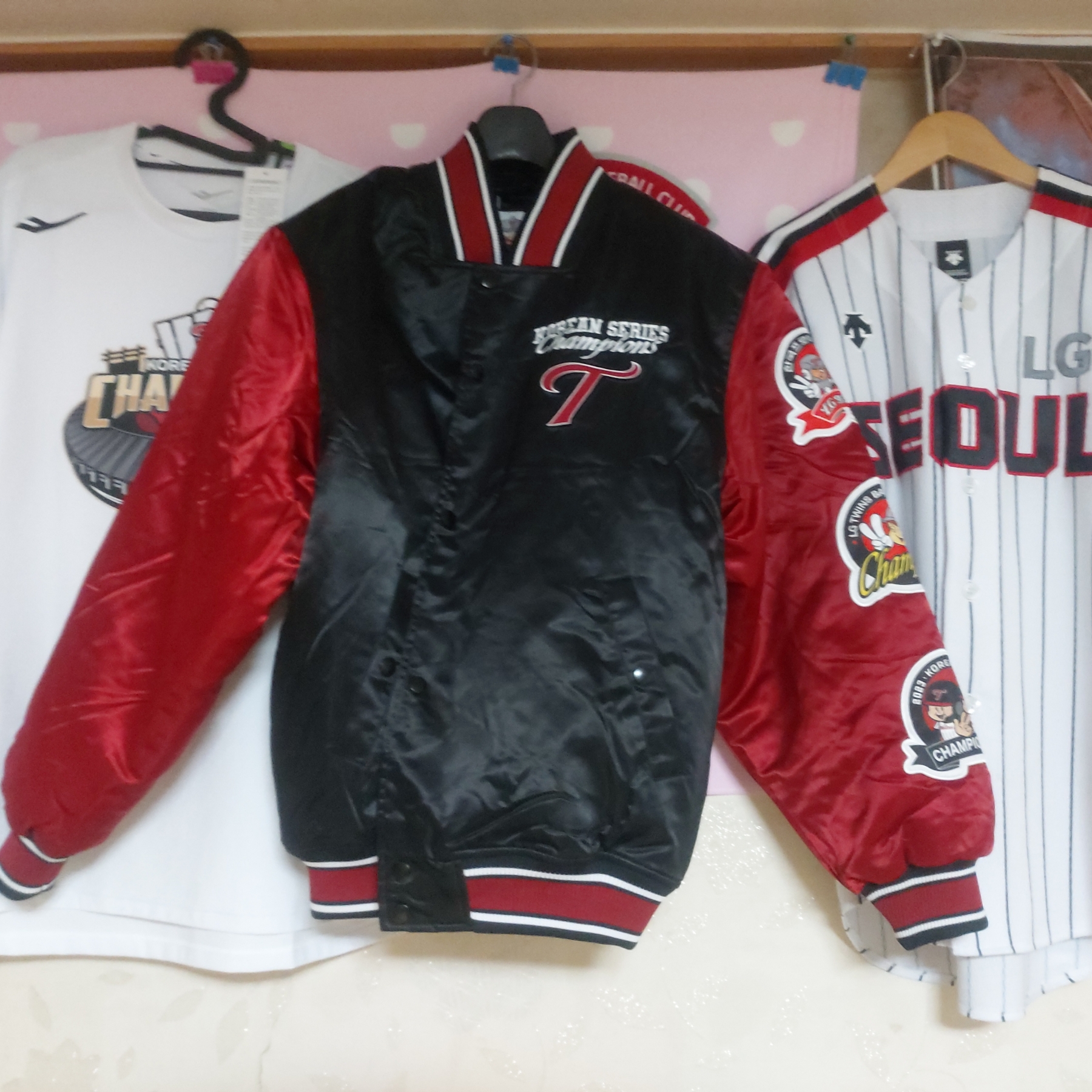 BDNS x LG TWINS 2023 Champions Jumper Red, BDNS x LG TWINS Baseballkids Sweatshirt Grey 착용 스타일 - 2