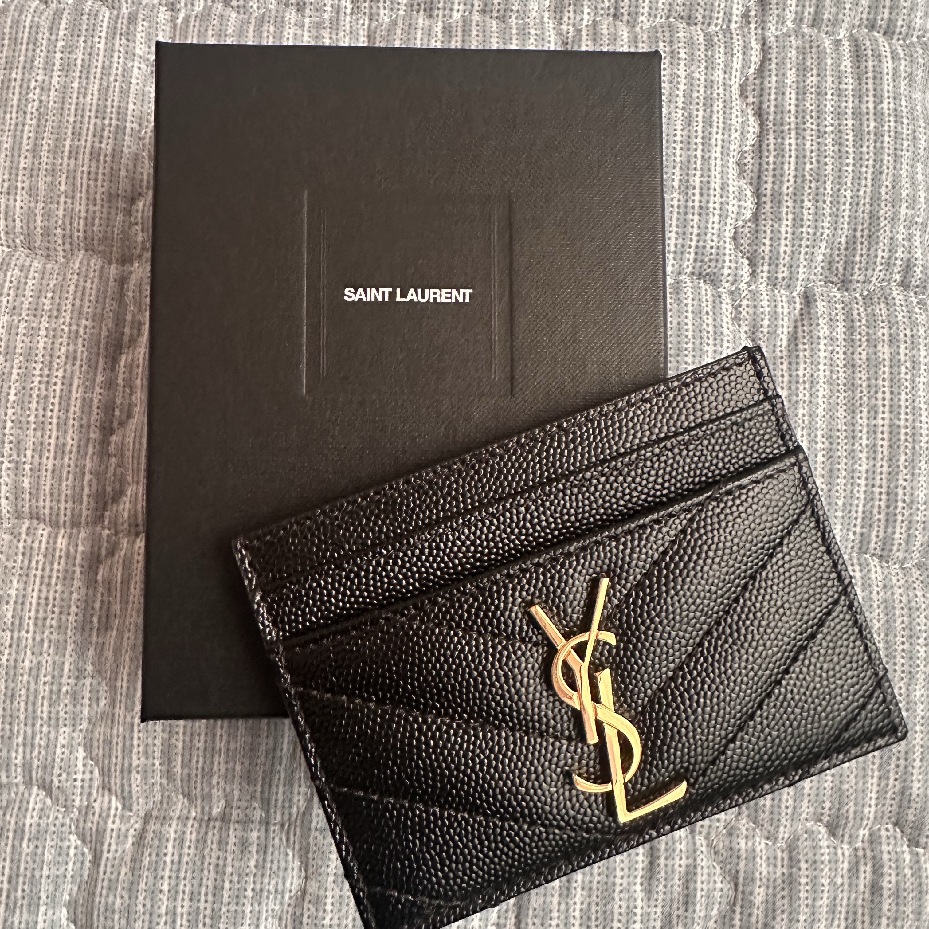 Saint Laurent Cassandre Matelasse Card Case in Grain De Poudre Embossed Leather Black 착용 스타일