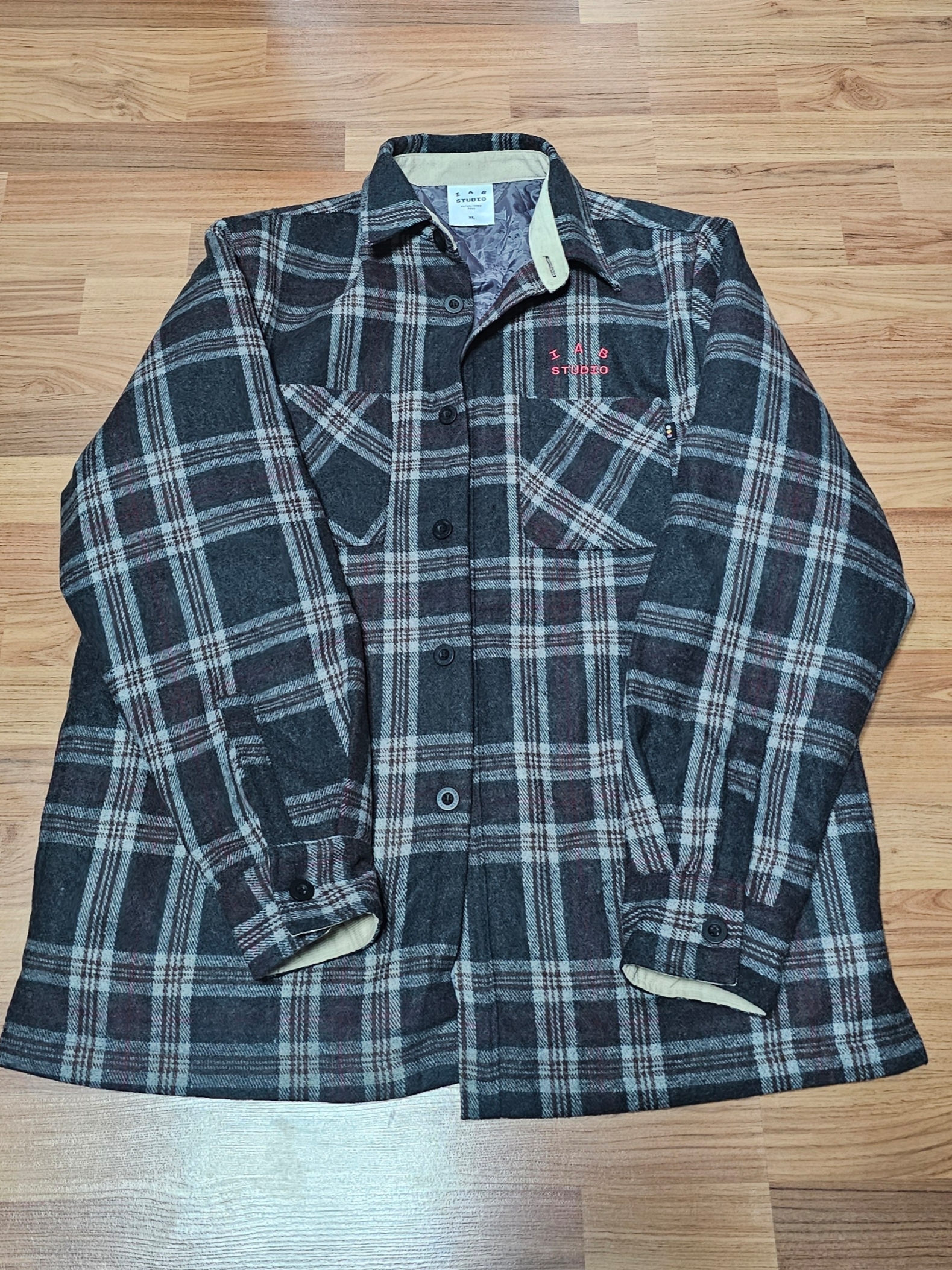 IAB Studio Check Shirt Jacket Gray Red 착용 스타일 - 1