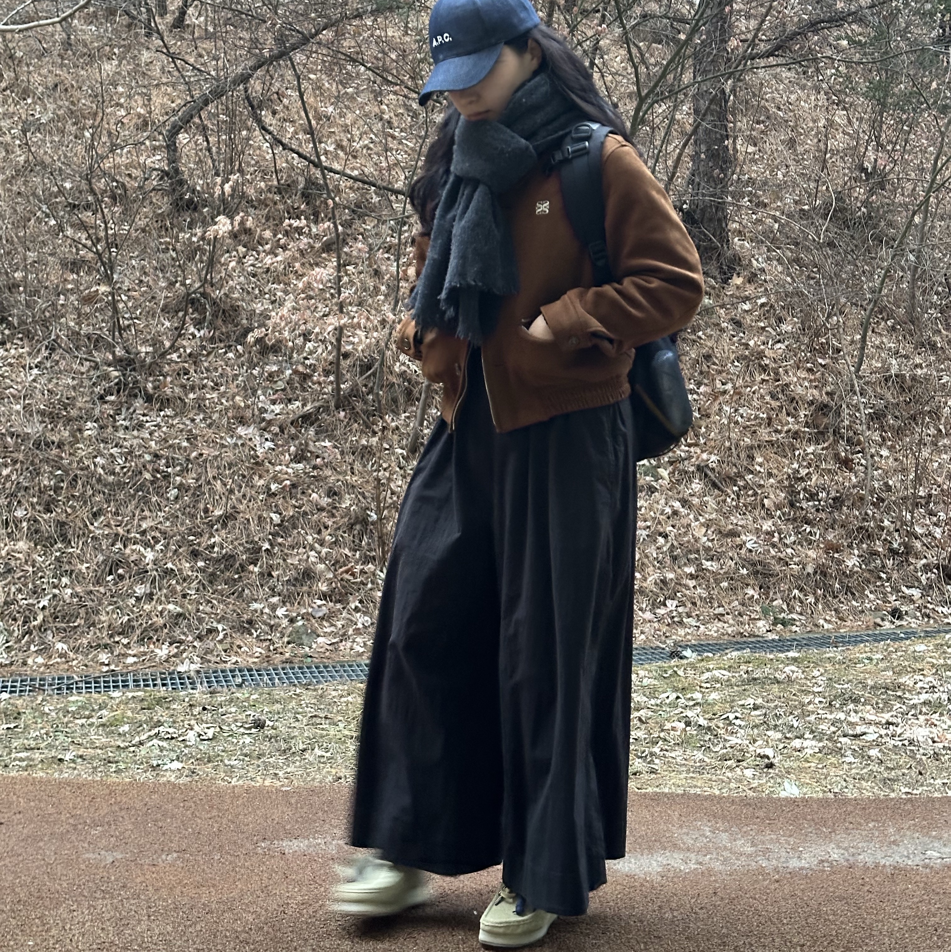 (W) Clarks Wallabee Maple Suede, A.P.C. Charlie Baseball Cap Indigo 착용 스타일 - 1