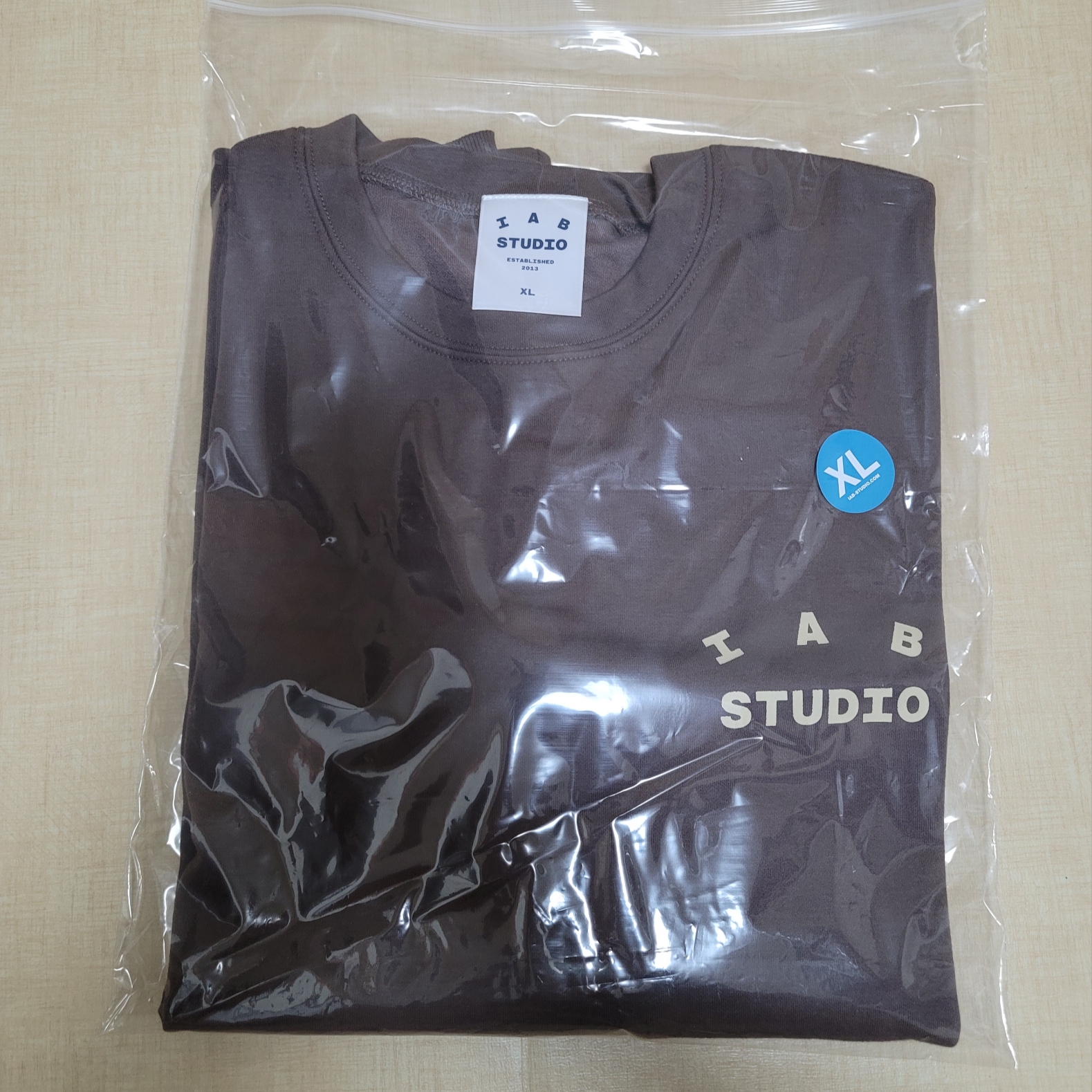 IAB Studio Long Sleeve Choco Cream 착용 스타일