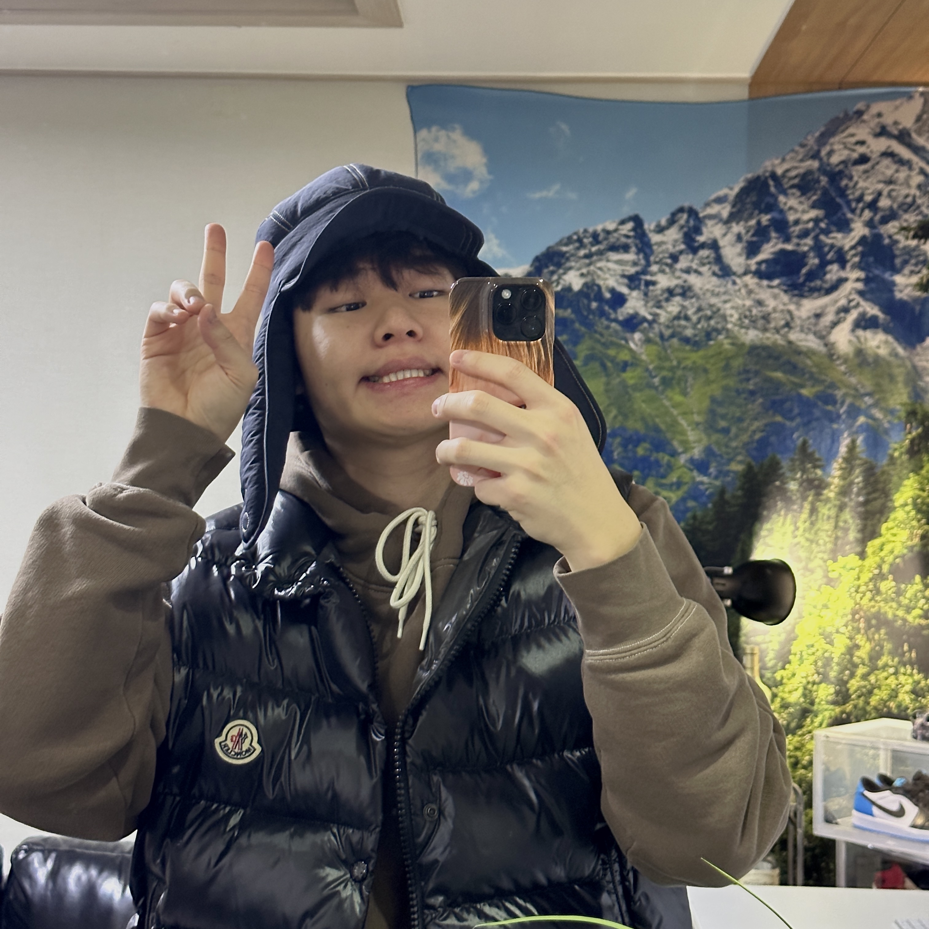 Jacquemus La Cagoule Bricciola Puffed Ear Flap Hat Navy, Our Legacy Work Shop Hood Shitake 착용 스타일