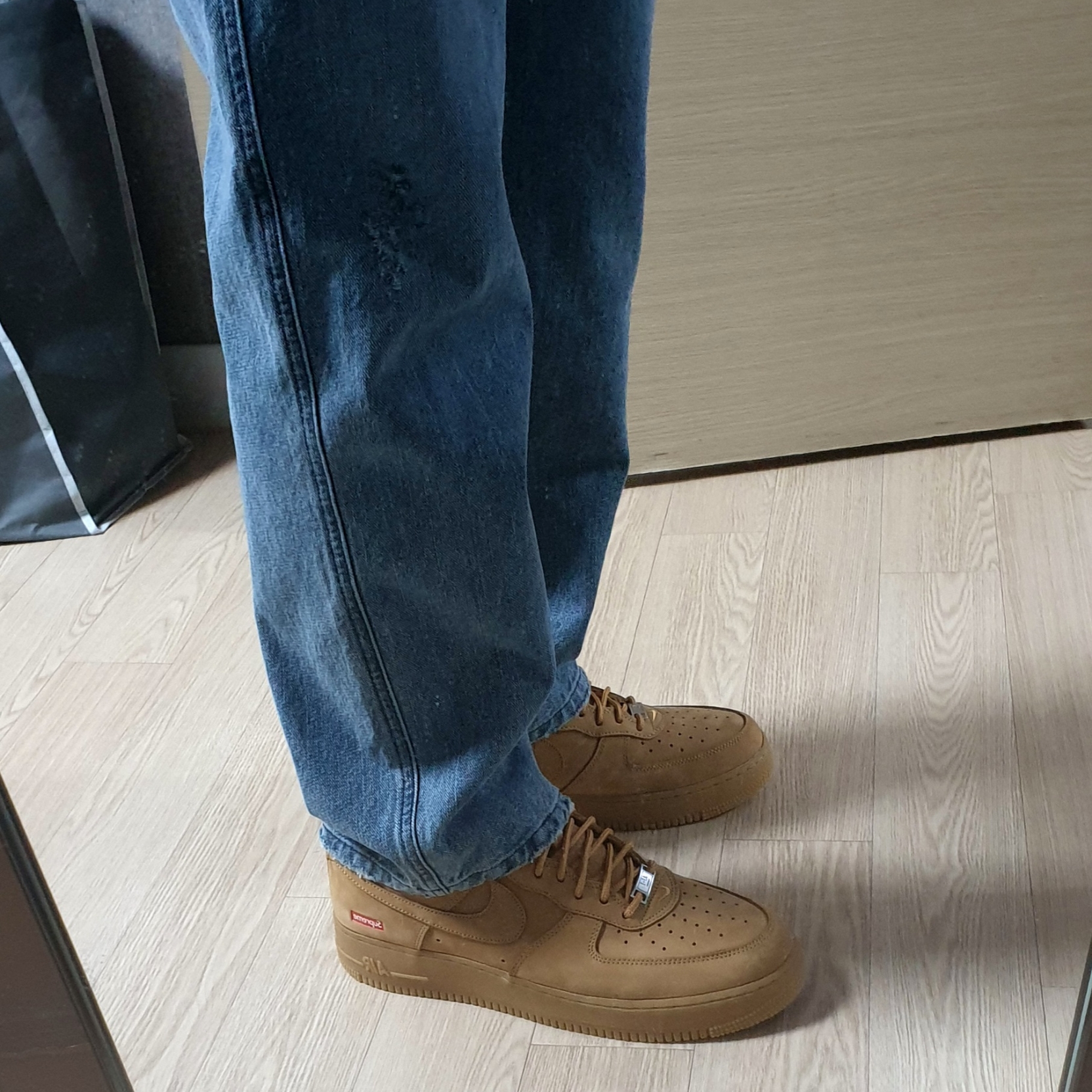 Nike x Supreme Air Force 1 Low Flax 착용 스타일 - 3