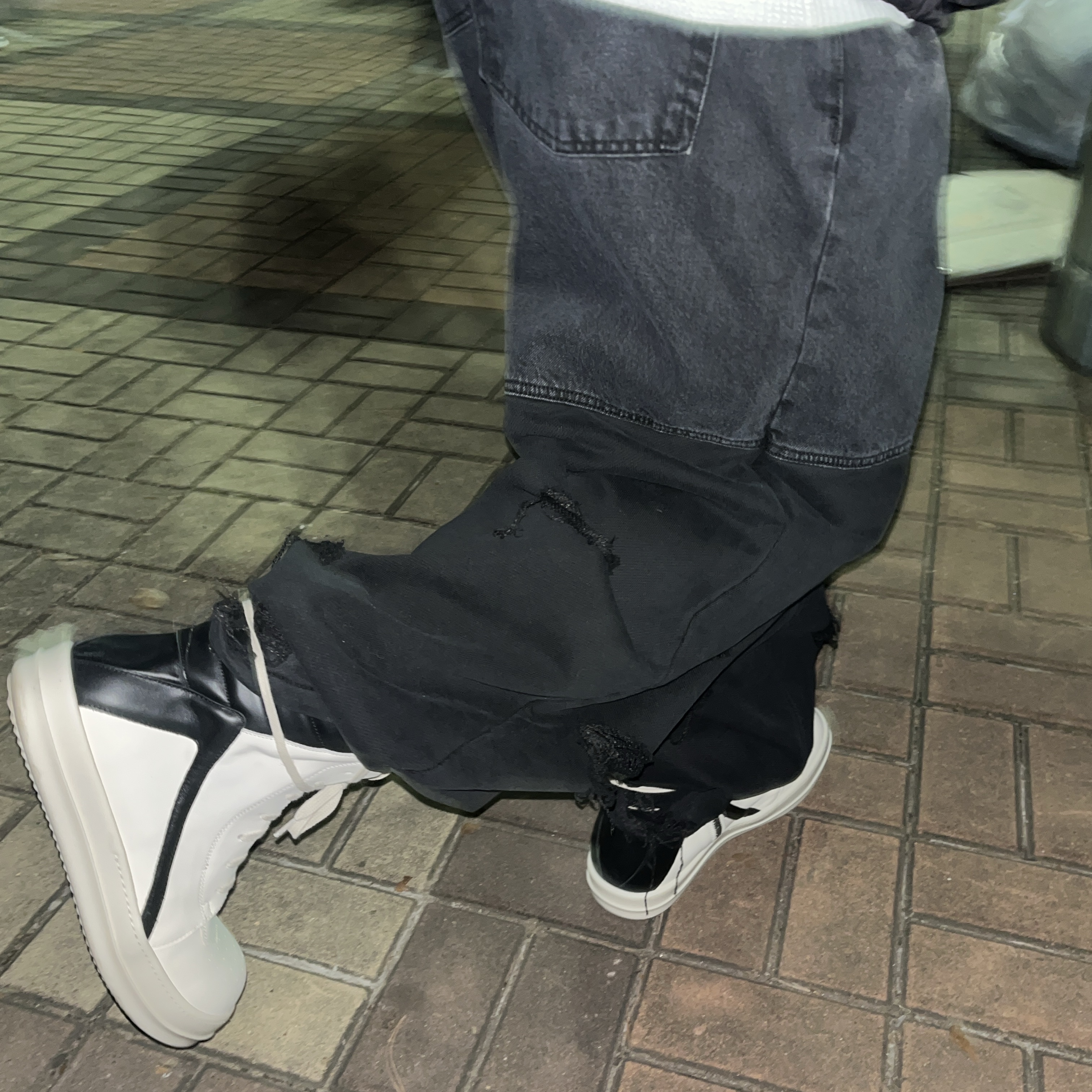 Undermycar Dival Real Divided Damage Washed Pants Inkwell - 23FW, Rick Owens Geobasket Full Grain Calf Leather Strobe Sneakers Black Milk White 착용 스타일 - 1