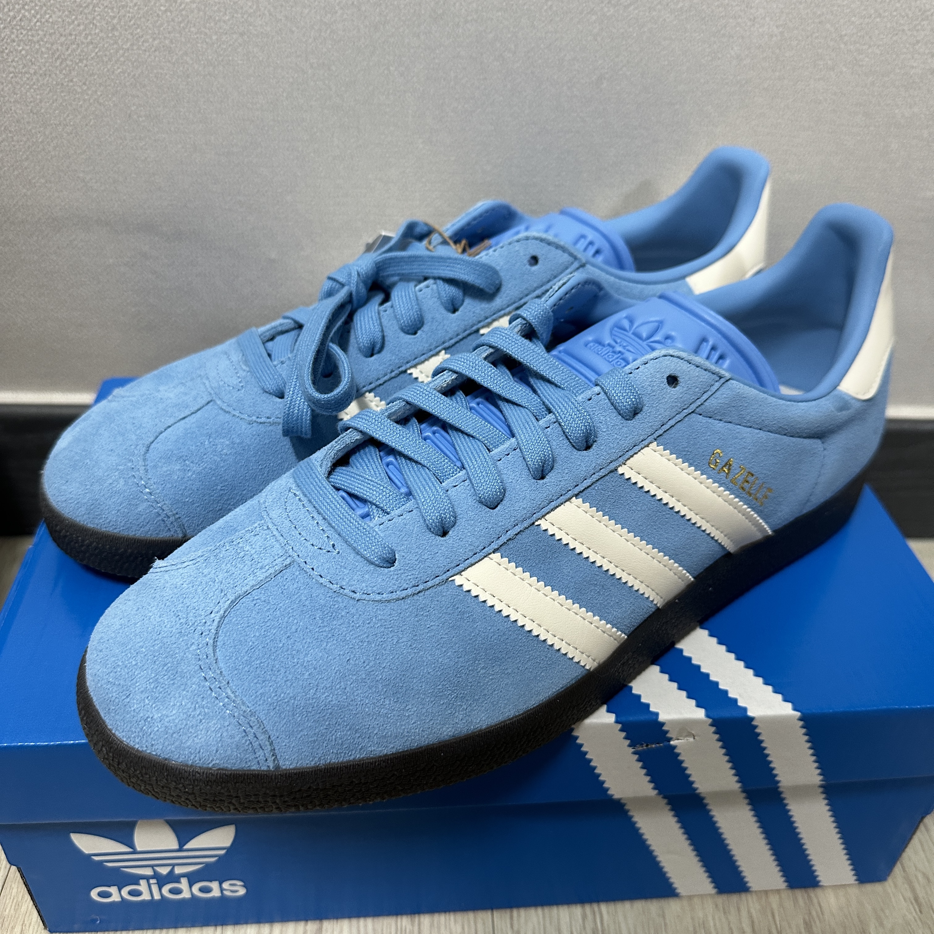 Adidas Gazelle Gold Metallic Chalk White Gum 착용 스타일
