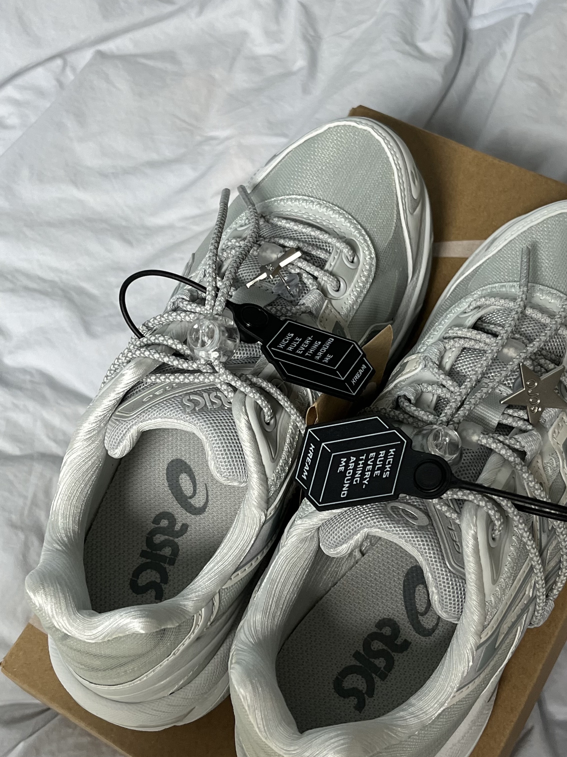 Asics x Atmos x Ojos Gel-1130 RE Glacier Grey Pure Silver 착용 스타일 - 3