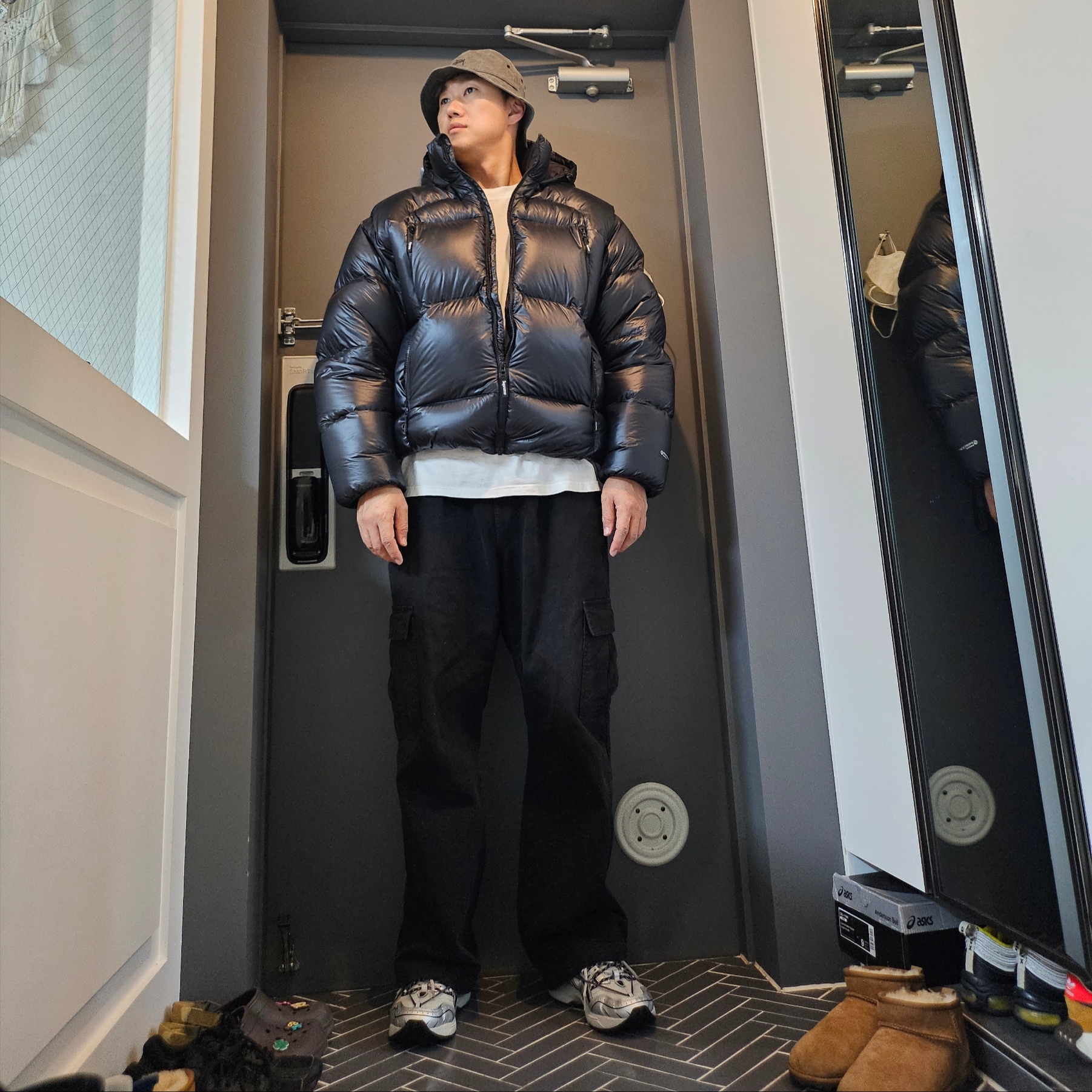 Supreme Featherweight Down Puffer Jacket Black - 23FW, Stussy Washed Stock Bucket Hat Charcoal 착용 스타일 - 2