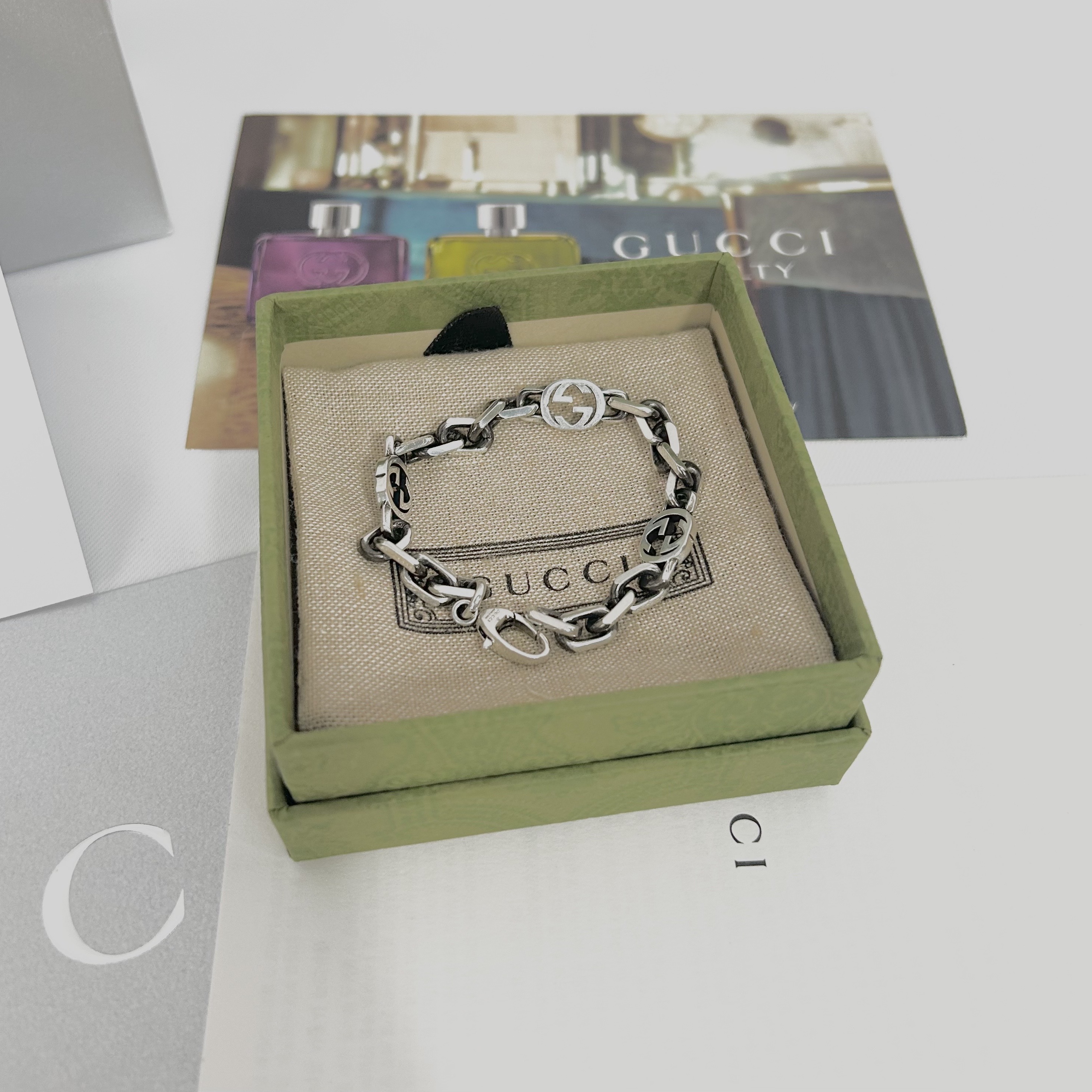 Gucci Interlocking G Bracelet Silver 착용 스타일 - 4