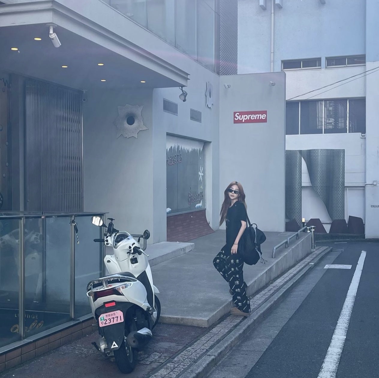 Gentle Monster Cookie 01 Black, (W) UGG Classic Ultra Mini Platform Boots Chestnut 착용 스타일 - 2