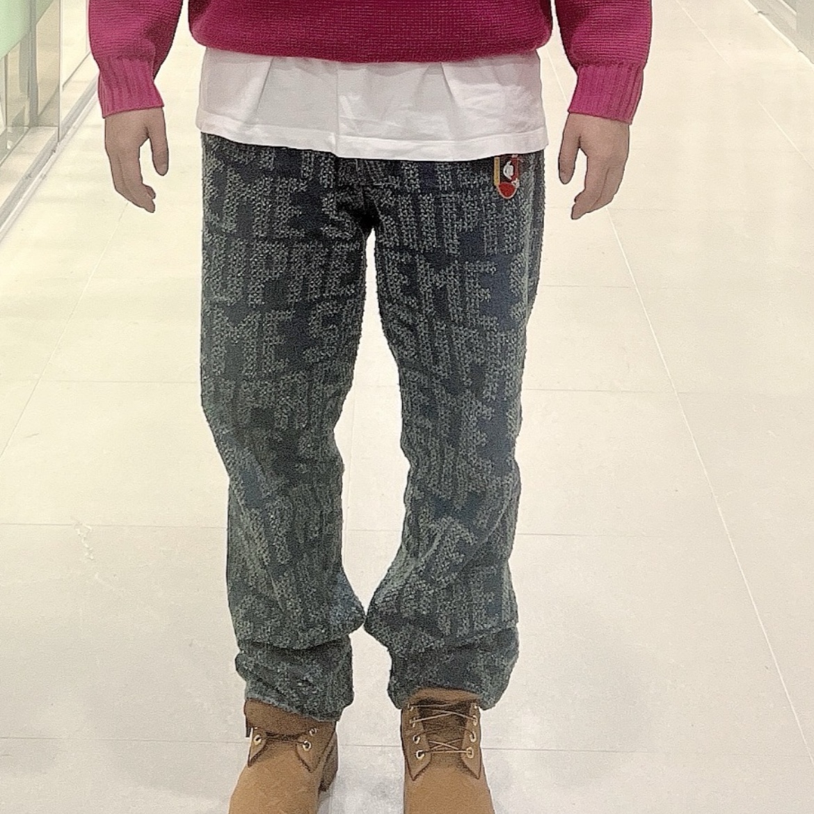 Supreme Chest Stripe Sweater Pink - 23FW, Supreme Needle Punch Regular Jean Washed Blue - 23FW 착용 스타일