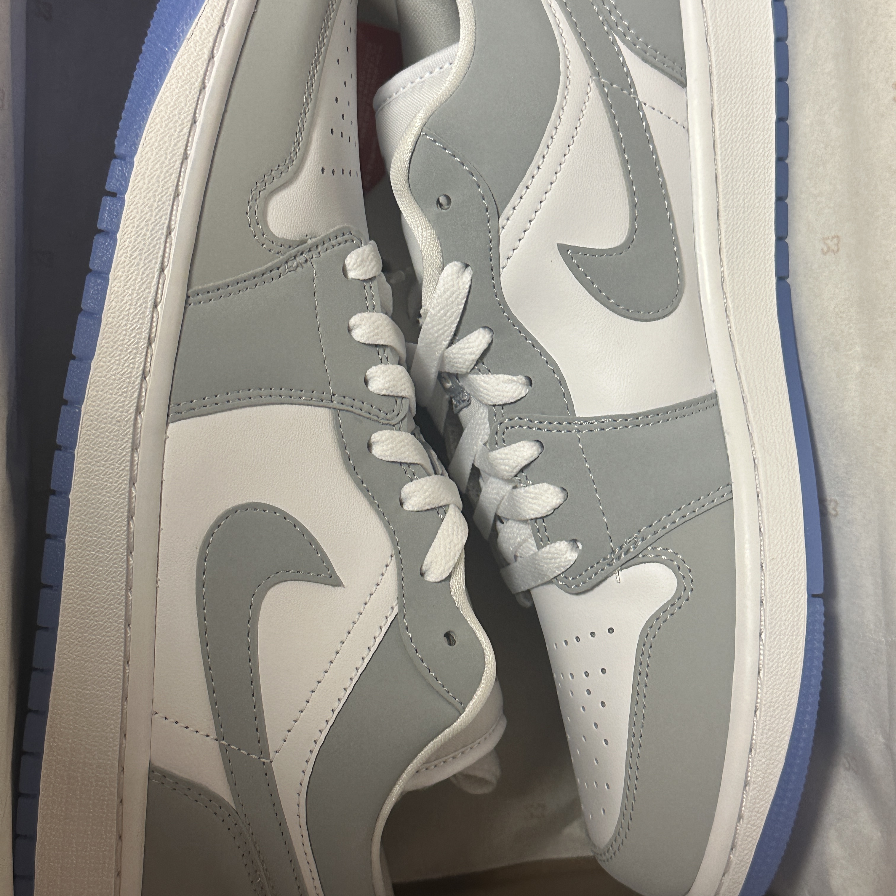 (W) Jordan 1 Low White Wolf Grey 착용 스타일
