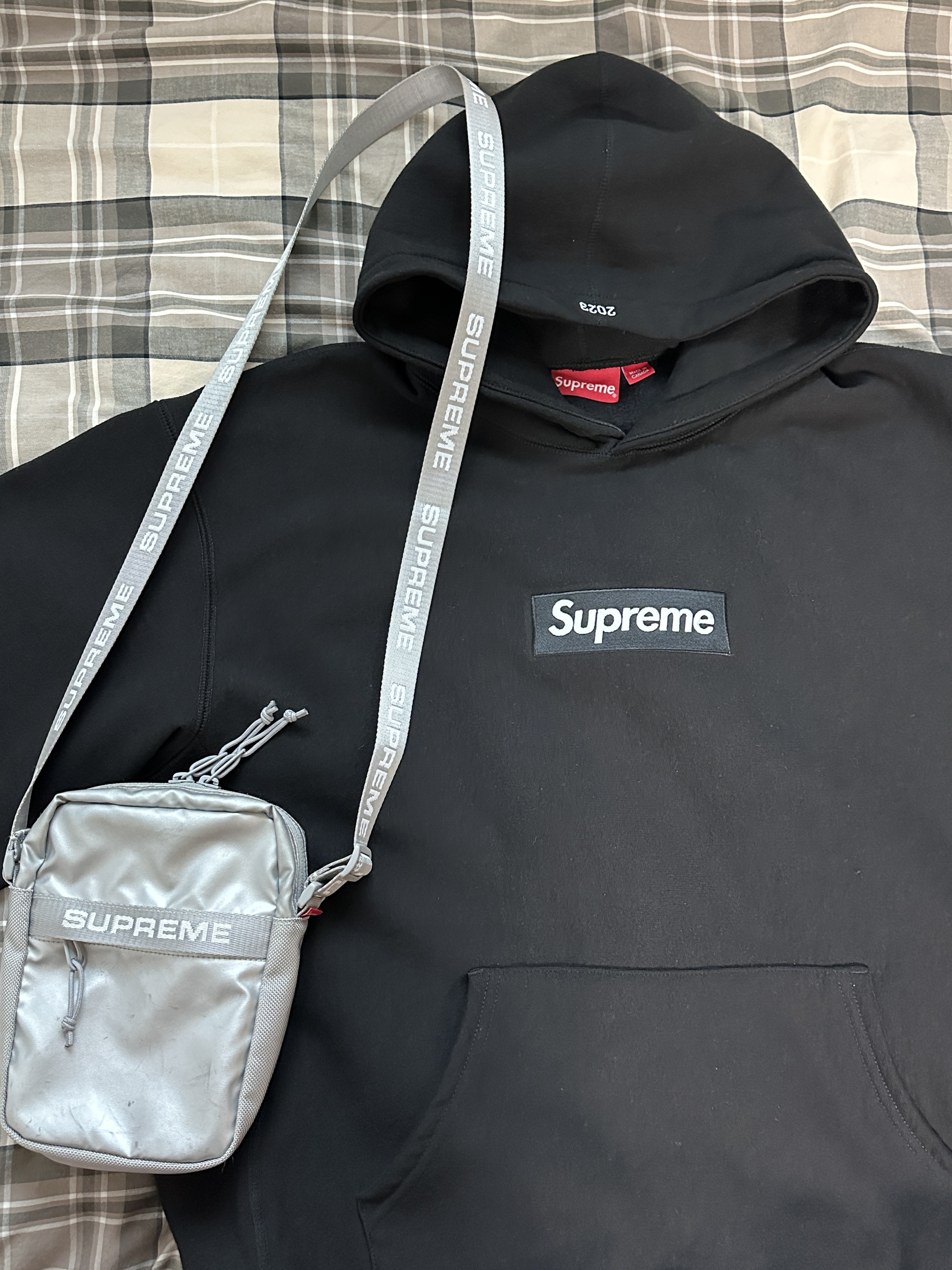 Supreme Box Logo Hooded Sweatshirt Black - 23FW, Supreme Shoulder Bag Silver - 22FW 착용 스타일